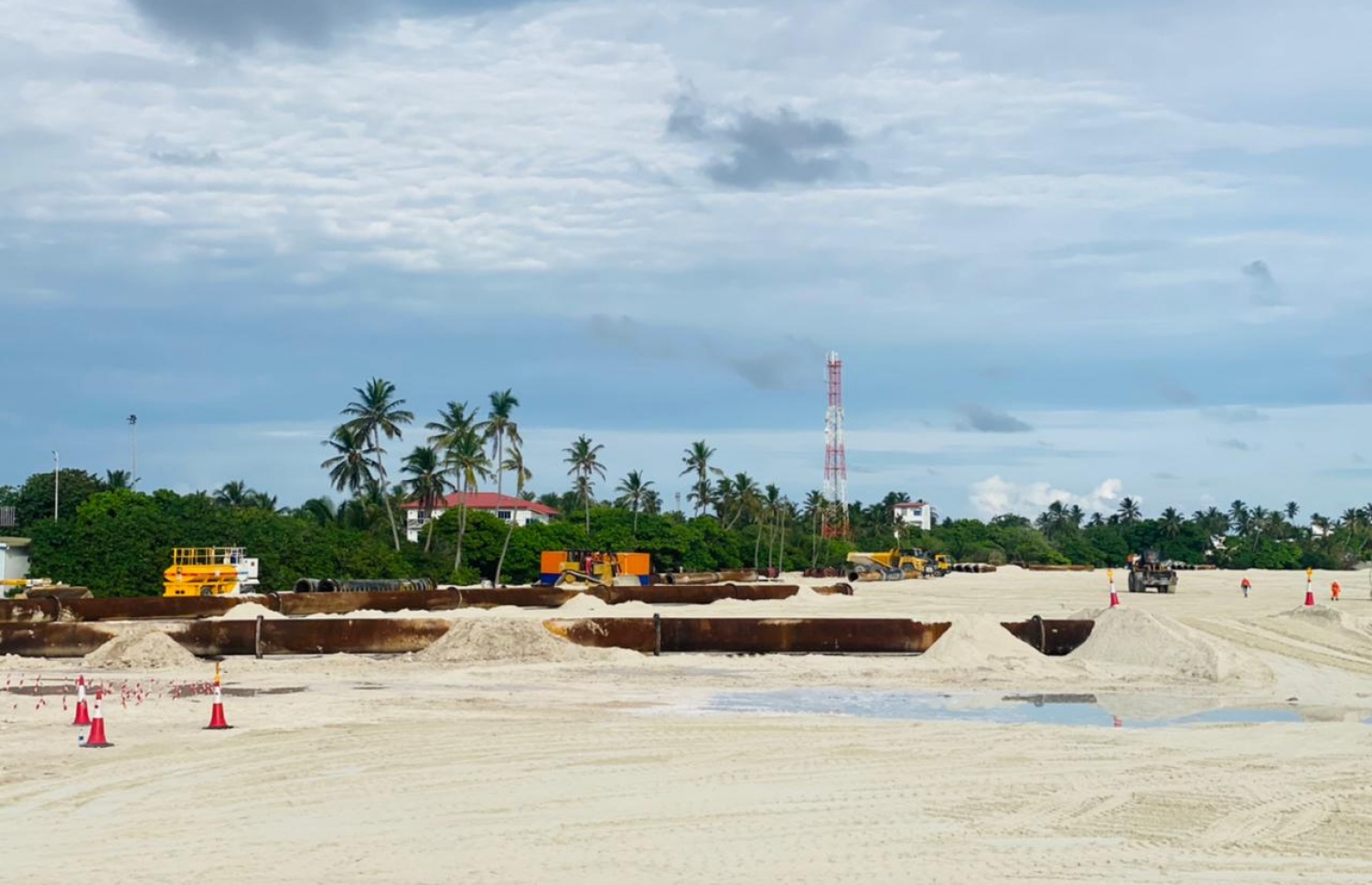 އައްޑޫ މަރަދޫގައި ބިން ހިއްކަން ފަށާފައި: މުޅި މަޝްރޫއަށް 1.3 ބިލިއަން ރުފިޔާ ހޭދަވާނެ ކަމަށް މިނިސްޓްރީން ބުނޭ.-- ފޮޓޯ: މިހާރު