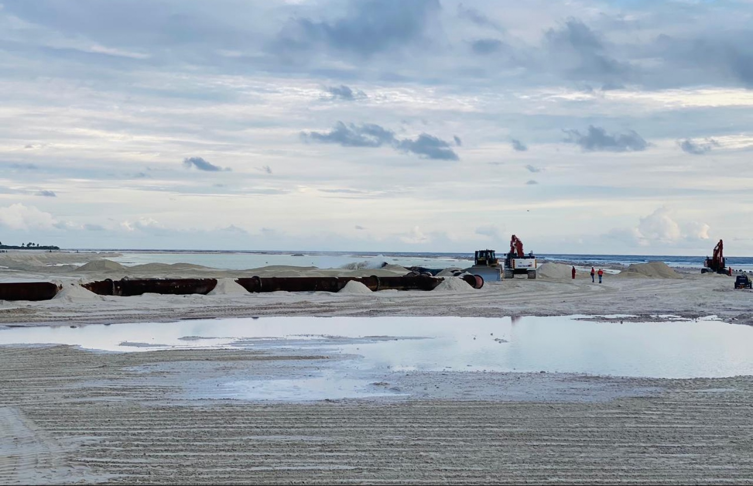 އައްޑޫގައި ބިން ހިއްކުމުގެ މަސައްކަތް ކުރަނީ: މަރަދޫގައި ހިއްކަން ފަށާފައި އޮތް ސަރަހައްދުން ވެލި ނަގާ މައްސަލަ ވަނީ ބޮޑުވެފައި.-- ފޮޓޯ: ރައީސް އޮފީސް