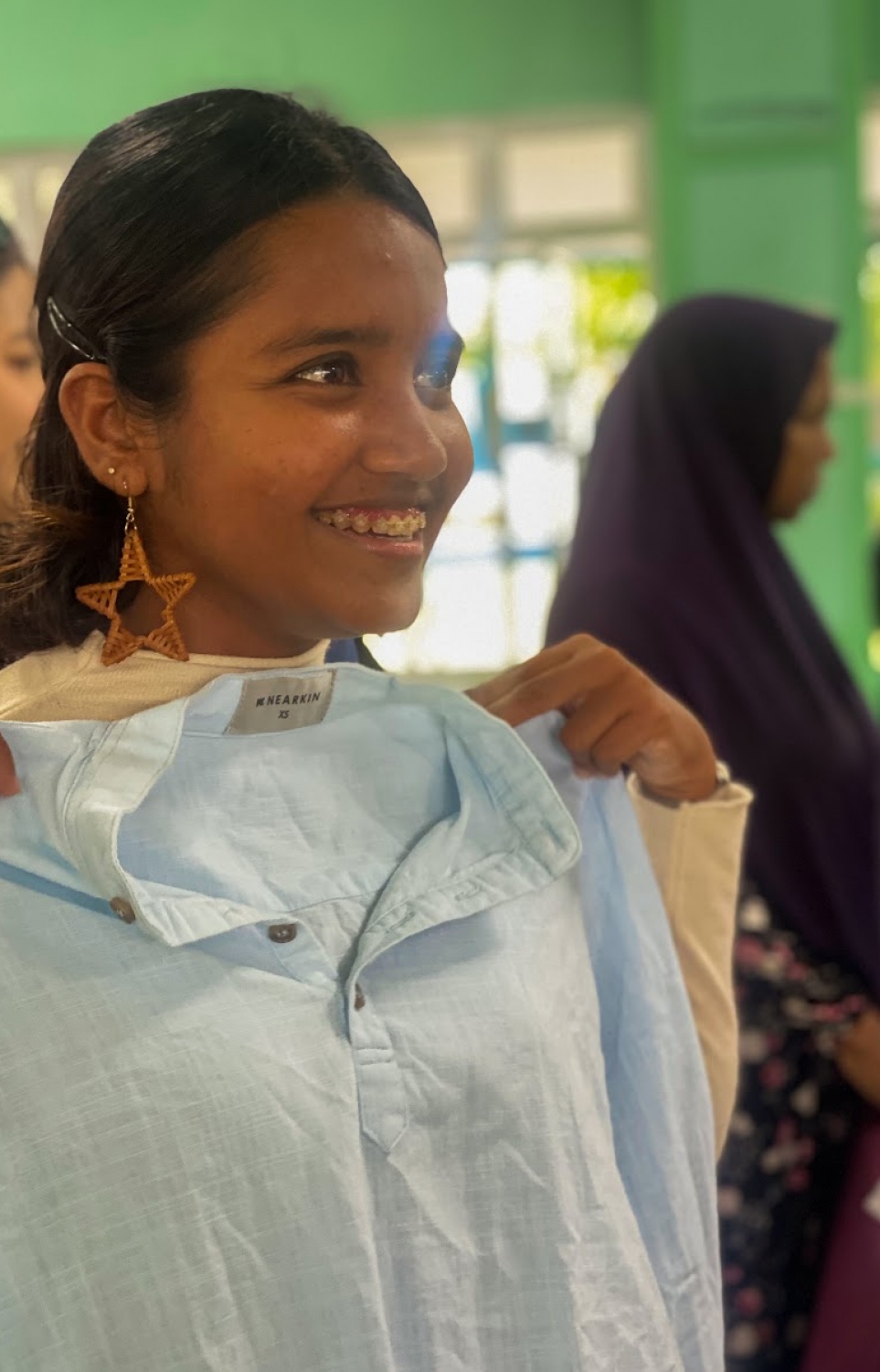 ނ. ޅޮހީގައި ބޭއްވި "އަލުން ބަލުން" ރީސޭލް މާކެޓުގައި މީހަކު ހެދުމެއް ހެޔޮވަރުކުރަނީ.-- ފޮޓޯ: ސޮނެވާ ނަމޫނާ