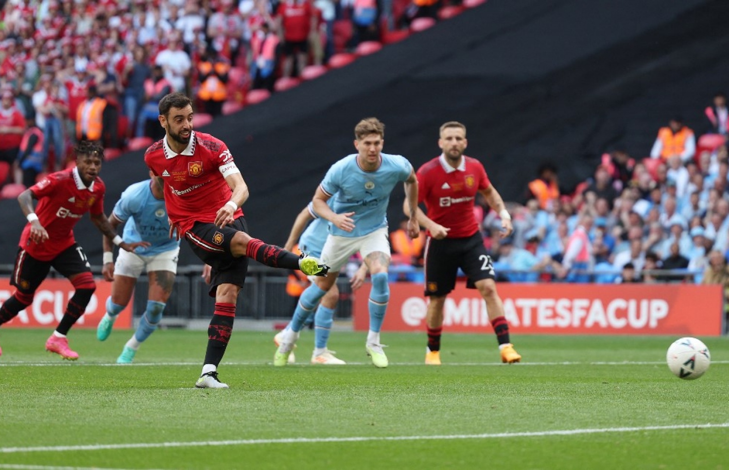 ބްރޫނޯ ފެނާންޑޭޒް ޕެނަލްޓީއަކުން ޔުނައިޓެޑަށް ނަތީޖާ އެއްވަރު ކޮށްދެނީ.-- ފޮޓޯ: އޭއެފްޕީ