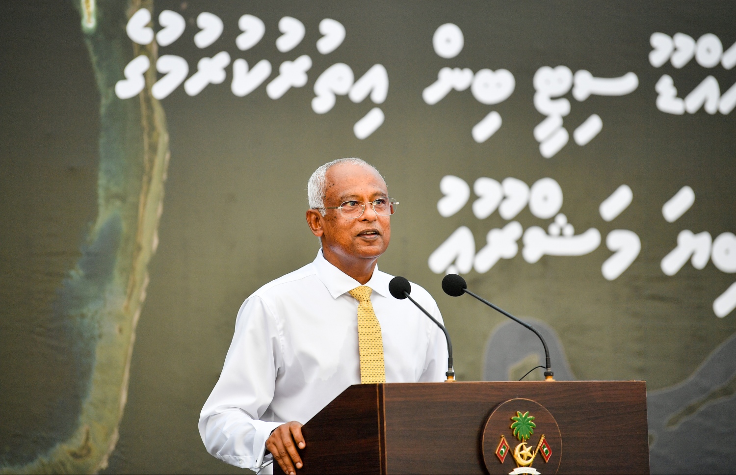 އައްޑޫގައި ހިންގާ އެންމެ ބޮޑު އެއް މަޝްރޫއުގެ ދަށުން 194.3 ހެކްޓަރުގެ ބިން ހިއްކުމުގެ އަމަލީ މަސައްކަތް ރަސްމީކޮށް ފެށުމަށް ބޭއްވި ރަސްމިއްޔާތުގައި ރައީސް އިބްރާހިމް މުހައްމަދު ސޯލިހް ވާހަކަފުޅު ދައްކަވަނީ.--- ފޮޓޯ: ރައީސް އޮފީސް