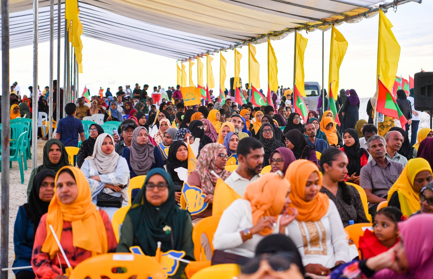 އައްޑީ ބިން ހިއްކުމުގެ މަޝްރޫއު ފެށުމުގެ ރަސްމިއްޔާތައް ރައީސް އައްޑޫއަށް ވަޑައިގަތުމުން މަރުހަބާ ކިއުމަށް ނިކުތް ރައްޔިތުން.-- ފޮޓޯ: ރައީސް އޮފީސް