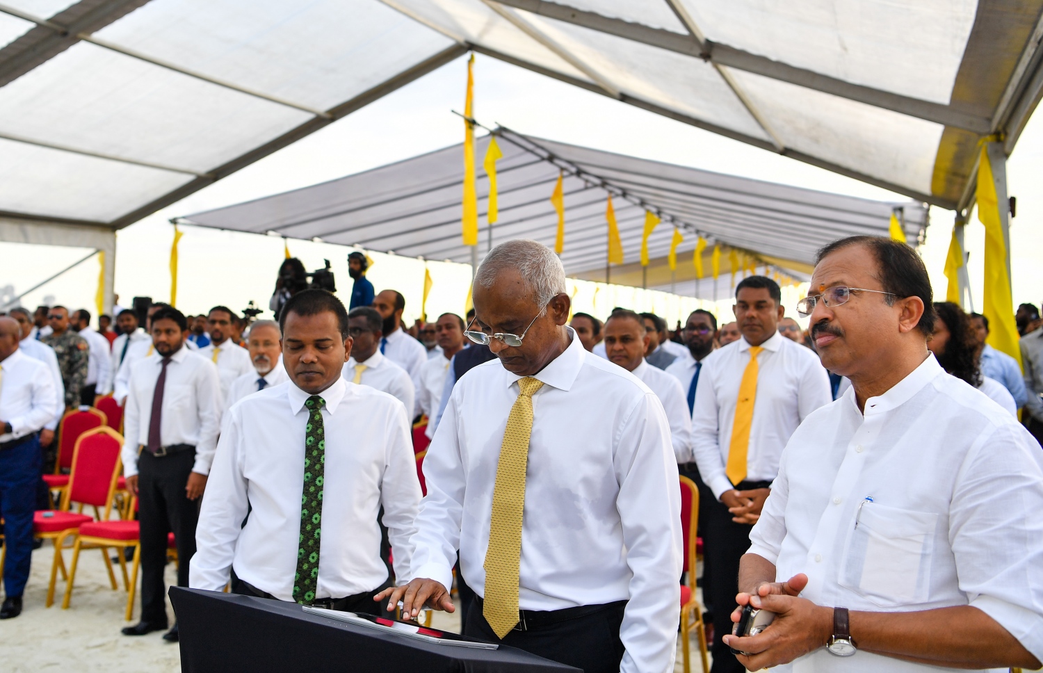 އައްޑޫގައި ހިންގާ އެންމެ ބޮޑު އެއް މަޝްރޫއުގެ ދަށުން 194.3 ހެކްޓަރުގެ ބިން ހިއްކުމުގެ އަމަލީ މަސައްކަތް ރަސްމީކޮށް ރައީސް އިބްރާހިމް މުހައްމަދު ސޯލިހް ފައްޓަވައި ދެއްވަނީ -- ފޮޓޯ: ރައީސް އޮފީސް