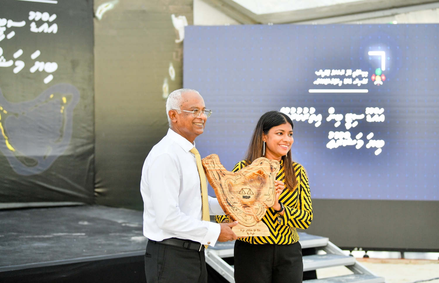 އައްޑޫގެ ބިންހިއްކުމުގެ ރަސްމިޔާތުގައި، މީދޫ ދާއިރާގެ މެމްބަރު ރޮޒައިނާ އާދަމް ރައީސް އިބްރާހިމް މުހައްމަދު ސޯލިހަށް ހަނދާނީ ފިލައެއް އަރުވަނީ. -- ފޮޓޯ: ރައީސް އޮފީސް