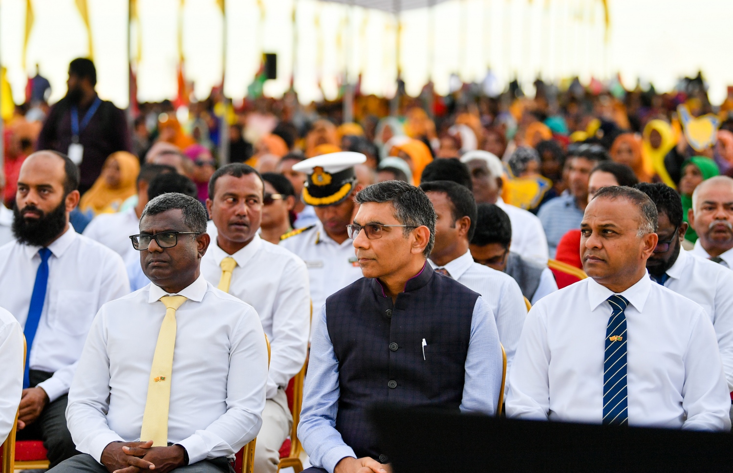 އައްޑޫ ބިން ހިއްކުމުގެ ބިޔަ މަޝްރޫއު ފެށުމަށް ބޭއްވި ރަސްމިއްޔާތުގައި ދިވެހި ސަރުކާރުގެ ބައެއް އިސްވެރިންގެ އިތުރުން އިންޑިއާގެ ބައެއް މަންދޫބުން ބައިވެރިވެވަޑައިގަންނަވަނީ: އައްޑޫގެ ބިން ހިއްކަނީ އިންޑިއާގެ އެގްޒިމް ބޭންކުގެ ކްރެޑިޓް ލައިންގެ ދަށުން.--- ފޮޓޯ: ރައީސް އޮފީސް