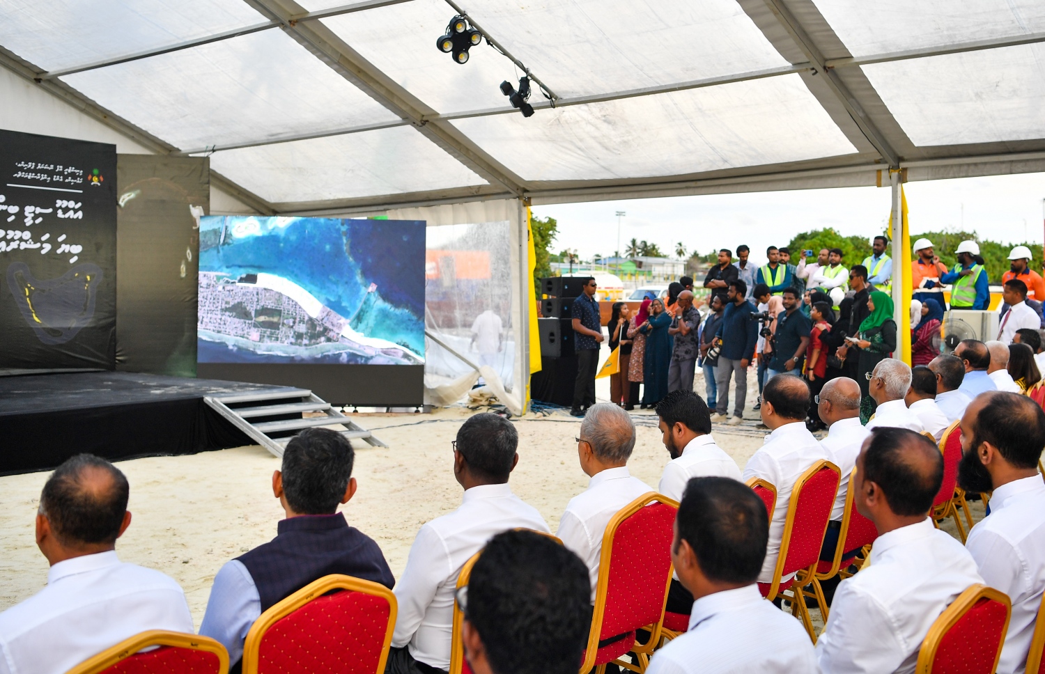 އައްޑޫގެ ބިން ހިއްކަން ފެށުމަށް ބޭއްވި ރަސްމިއްޔާތުގައި، އެ މަސައްކަތް ކުރިއަށް ދާނެ ގޮތުގެ ވީޑިއޯއެއް ދައްކާލަނީ -- ފޮޓޯ: ރައީސް އޮފީސް