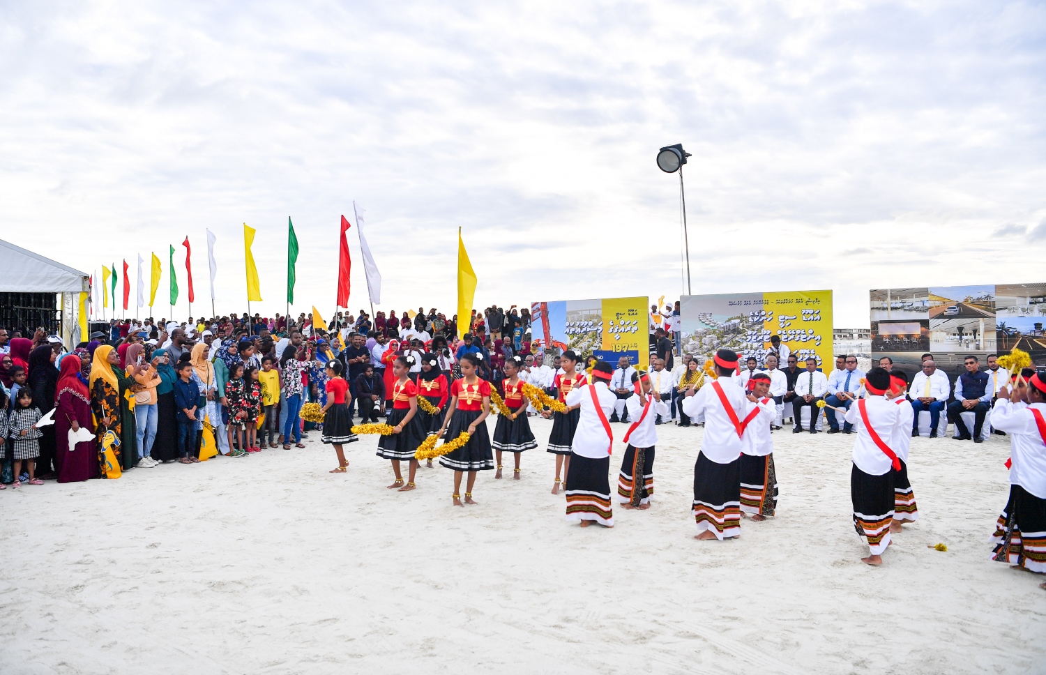 އައްޑޫ ބިން ހިއްކުމުގެ ބިޔަ މަޝްރޫއު ފެށުމަށް މަރަދޫގައި ބޭއްވި ރަސްމިއްޔާތުގައި ކުޑަކުދިންތަކެއް ސަގާފީ އައިޓަމެއް ހުށަހަޅަނީ. -- ފޮޓޯ: ރައީސް އޮފީސް