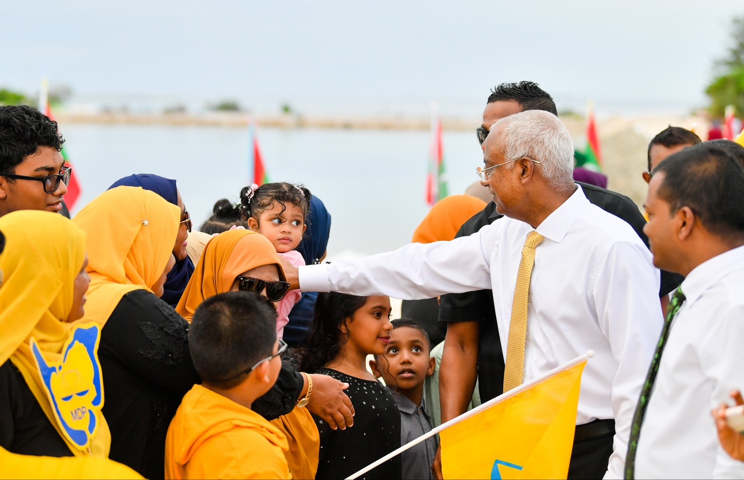 ރައީސް އިބްރާހިމް މުހައްމަދު ސޯލިހު އައްޑު އަށް ވަޑައިގަތުމުން އެ މަނިކުފާނަށް މަރުހަބާ ކިޔަން ނުކުތް މީހުންނާ ސަލާމް ކުރައްވަނީ.--- ފޮޓޯ: ރައީސް އޮފީސް