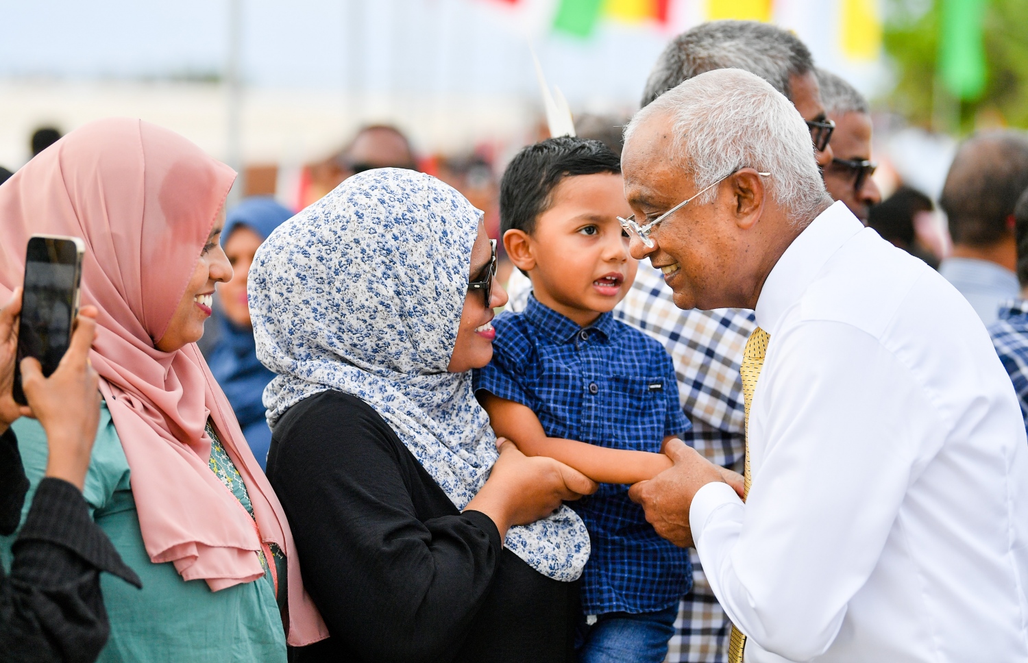 އައްޑޫ ބިން ހިއްކުމުގެ ބިޔަ މަޝްރޫއު ފައްޓަވައި ދެއްވުމަށް ރައީސް އިބްރާހިމް މުހައްމަދު ސޯލިހް އައްޑު އަށް ވަޑައިގަތުމުން މަރުހަބާ ކިޔަން ގެންދިޔަ ކުޑަކުއްޖަކާ ވާހަކަފުޅު ދައްކަވާލައްވަނީ.-- ފޮޓޯ: ރައީސް އޮފީސް