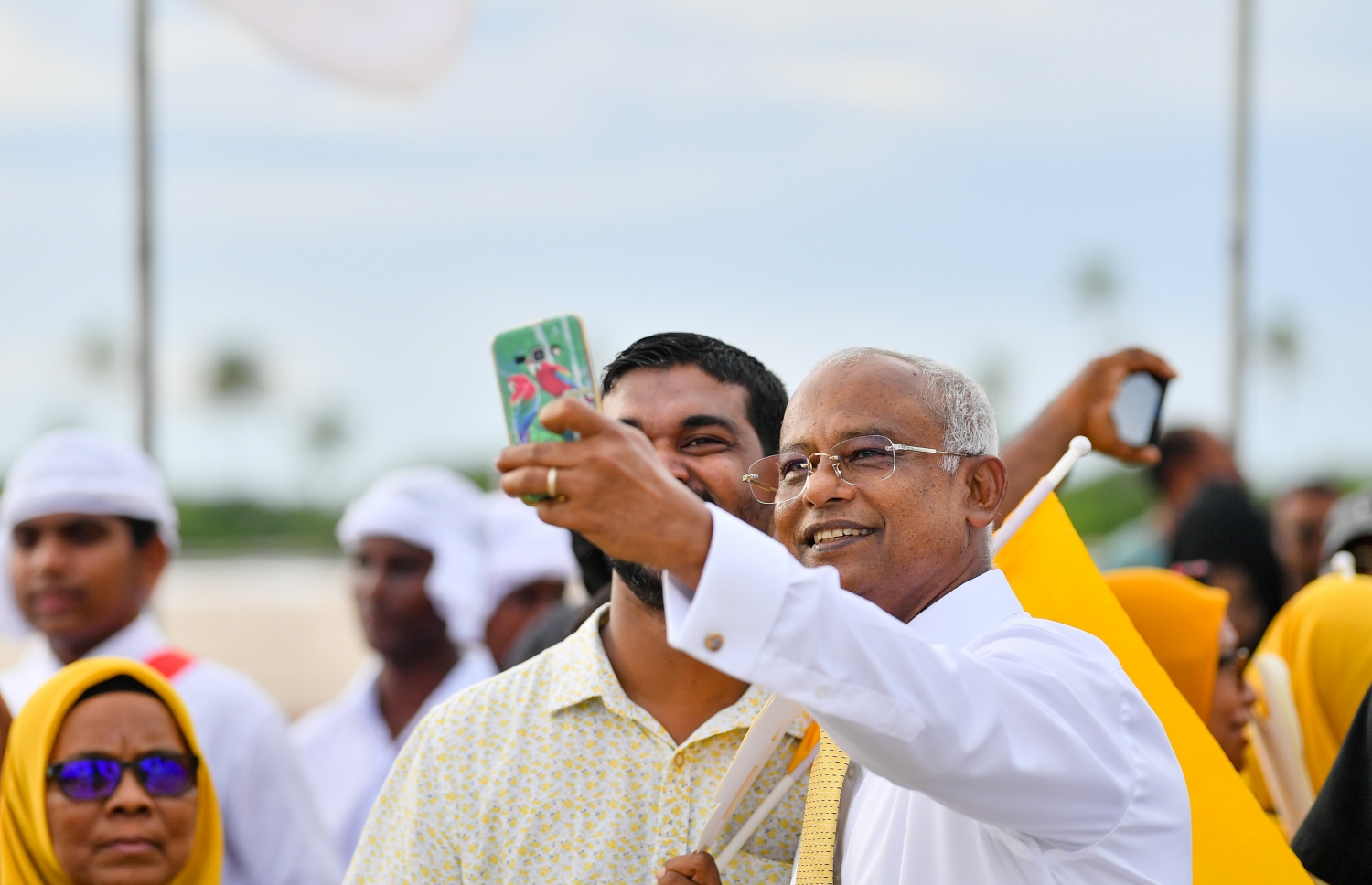 ރައީސް އިބްރާހިމް މުހައްމަދު ސޯލިހު އައްޑު އަށް ވަޑައިގަތުމުން އެ މަނިކުފާނަށް މަރުހަބާ ކިޔަން ނުކުތް މީހަކާ އެކު ސެލްފީއެއް ނަންގަވަނީ.--- ފޮޓޯ: ރައީސް އޮފީސް