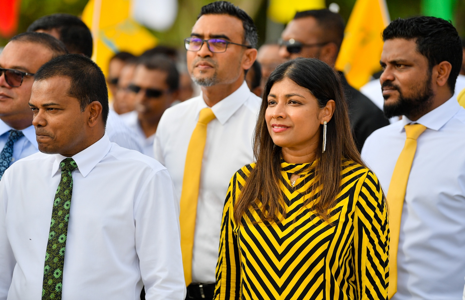 އައްޑޫ ބިން ހިއްކުމުގެ ބިޔަ މަޝްރޫއު ފައްޓަވައި ދެއްވުމަށް ރައީސް އިބްރާހިމް މުހައްމަދު ސޯލިހް އައްޑު އަށް ވަޑައިގަތުމުން މޭޔަރު އަލީ ނިޒާރު އާއި މީދޫ ދާއިރާގެ މެމްބަރު ރޮޒައިނާ އާދަމް ރައީސަށް މަރްހަބާ ދެންނެވުމަށް މަޑުކޮށްލައިގެން -- ފޮޓޯ: ރައީސް އޮފީސް