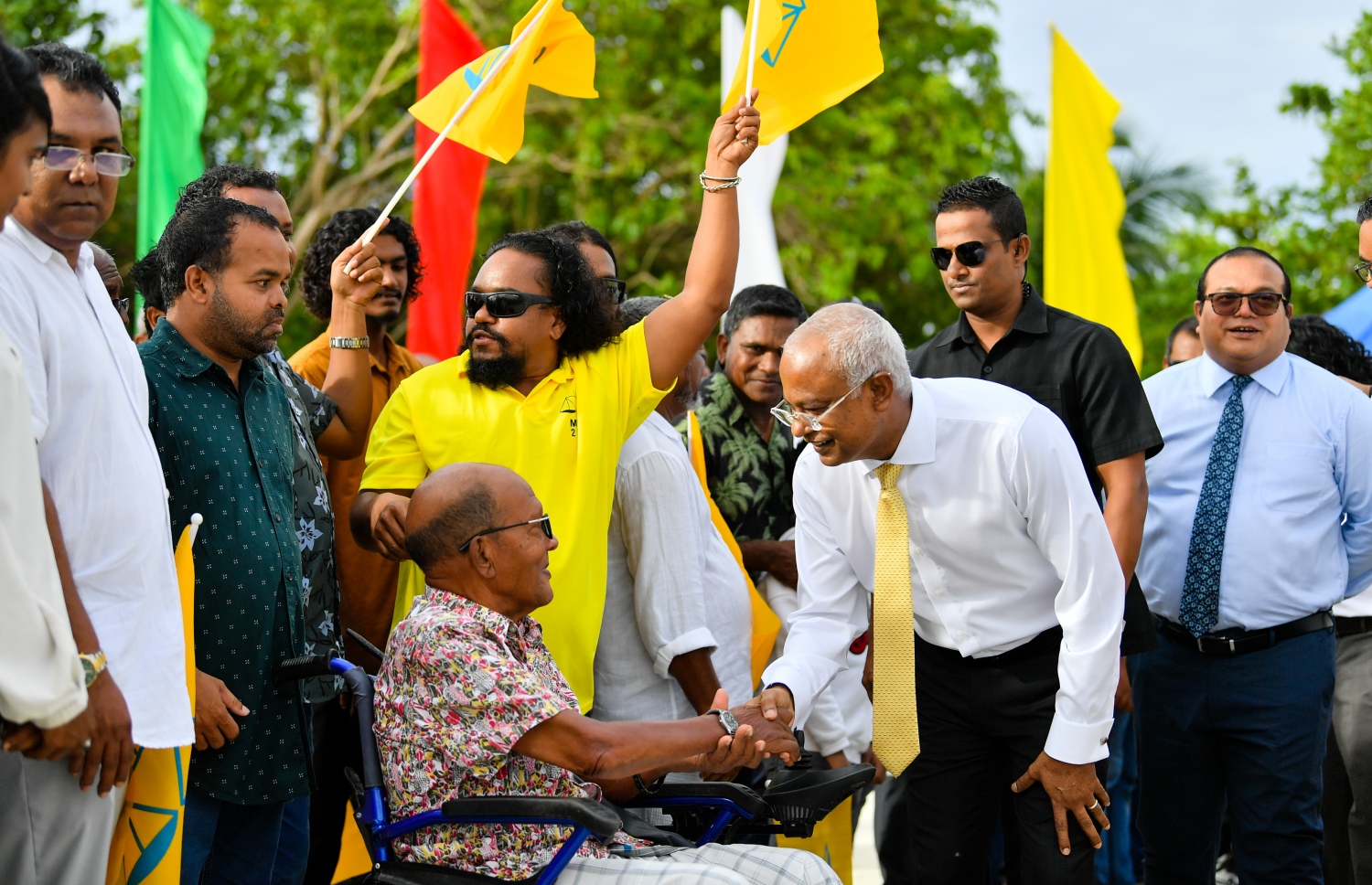 ރައީސް އިބްރާހިމް މުހައްމަދު ސޯލިހު އައްޑު އަށް ވަޑައިގަތުމުން އެ މަނިކުފާނަށް މަރުހަބާ ކިޔަން ނުކުތް ހާއްސަ އެހީއަށް ބޭނުންވާ މީހަކާ ސަލާމް ކުރައްވަނީ.--- ފޮޓޯ: ރައީސް އޮފީސް