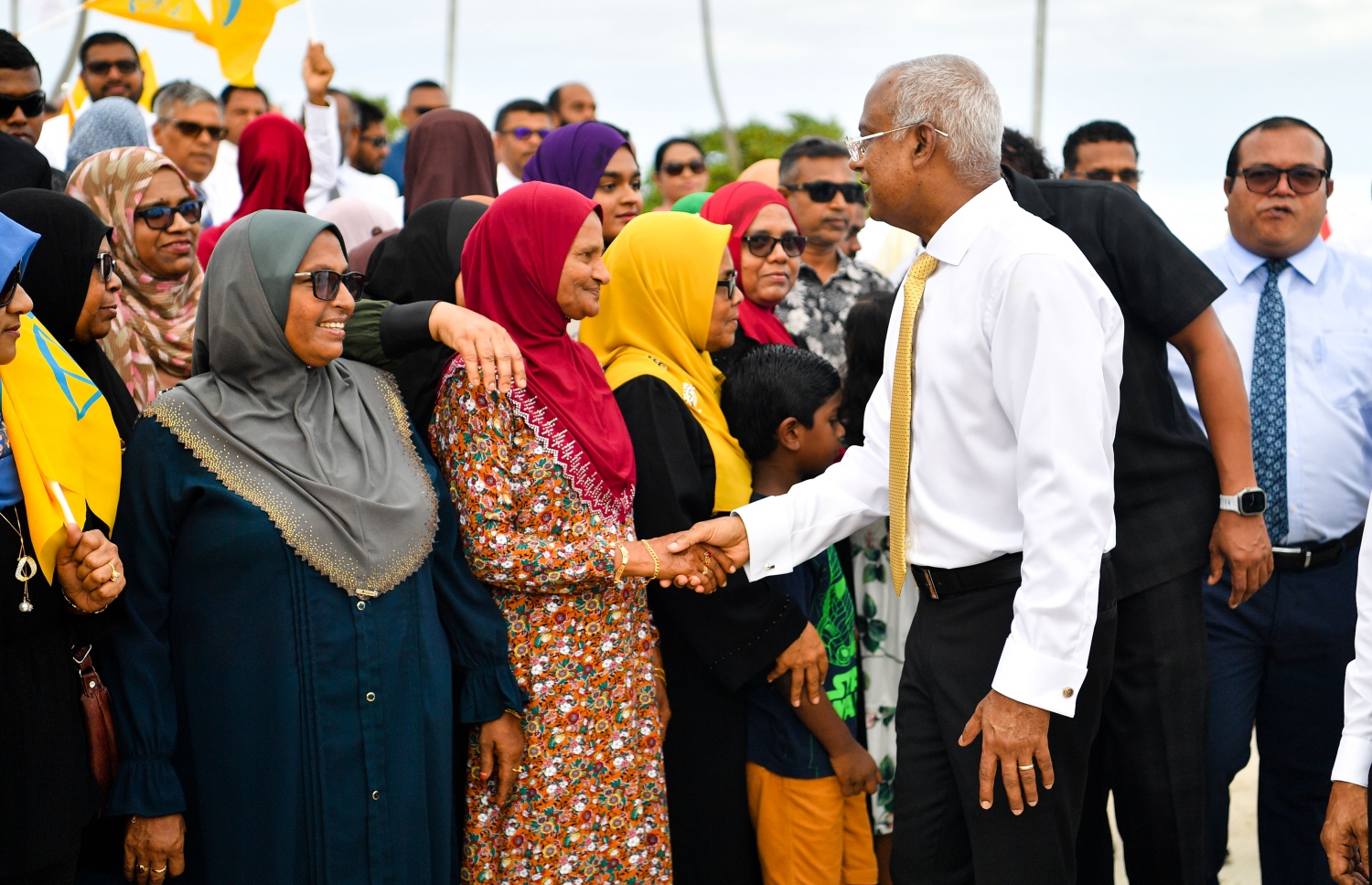 ރައީސް އައްޑޫ ރައްޔިތުންނާ ސަލާމް ކުރައްވަނީ.-- ފޮޓޯ: ރައީސް އޮފީސް