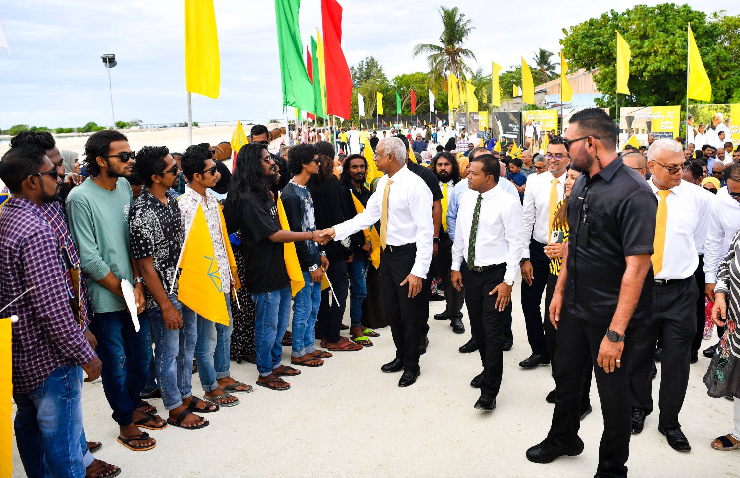 ރައީސް އިބްރާހިމް މުހައްމަދު ސޯލިހު އައްޑު އަށް ވަޑައިގަތުމުން އެ މަނިކުފާނަށް މަރުހަބާ ކިޔަން ނުކުތް މީހުންނާ ސަލާމް ކުރައްވަނީ.--- ފޮޓޯ: ރައީސް އޮފީސް