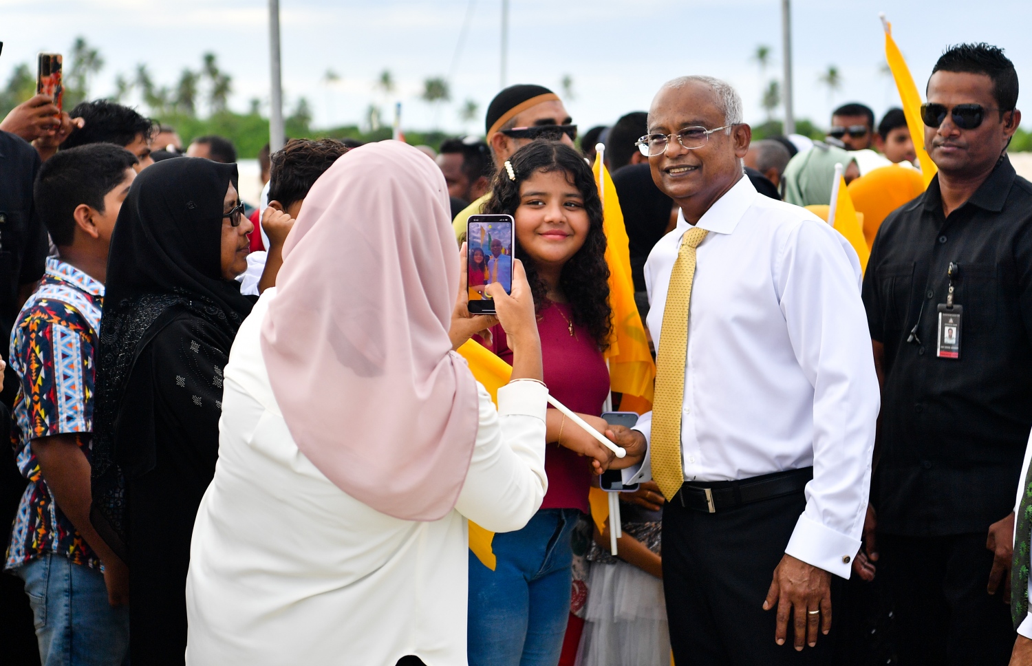 ރައީސް އިބްރާހިމް މުހައްމަދު ސޯލިހު އައްޑު އަށް ވަޑައިގަތުމުން އެ މަނިކުފާނަށް މަރުހަބާ ކިޔަން ދިޔަ ކުއްޖަކާ އެކު ފޮޓޯފުޅެއް ނަންގަވަނީ.--- ފޮޓޯ: ރައީސް އޮފީސް