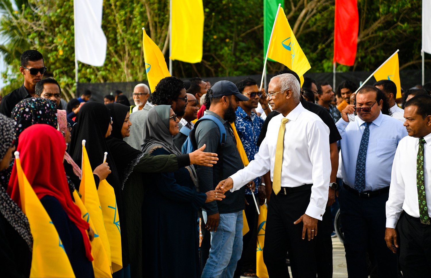 ރައީސް އިބްރާހިމް މުހައްމަދު ސޯލިހު އައްޑު އަށް ވަޑައިގަތުމުން އެ މަނިކުފާނަށް މަރުހަބާ ކިޔަން ނުކުތް މީހުންނާ ސަލާމް ކުރައްވަނީ.--- ފޮޓޯ: ރައީސް އޮފީސް