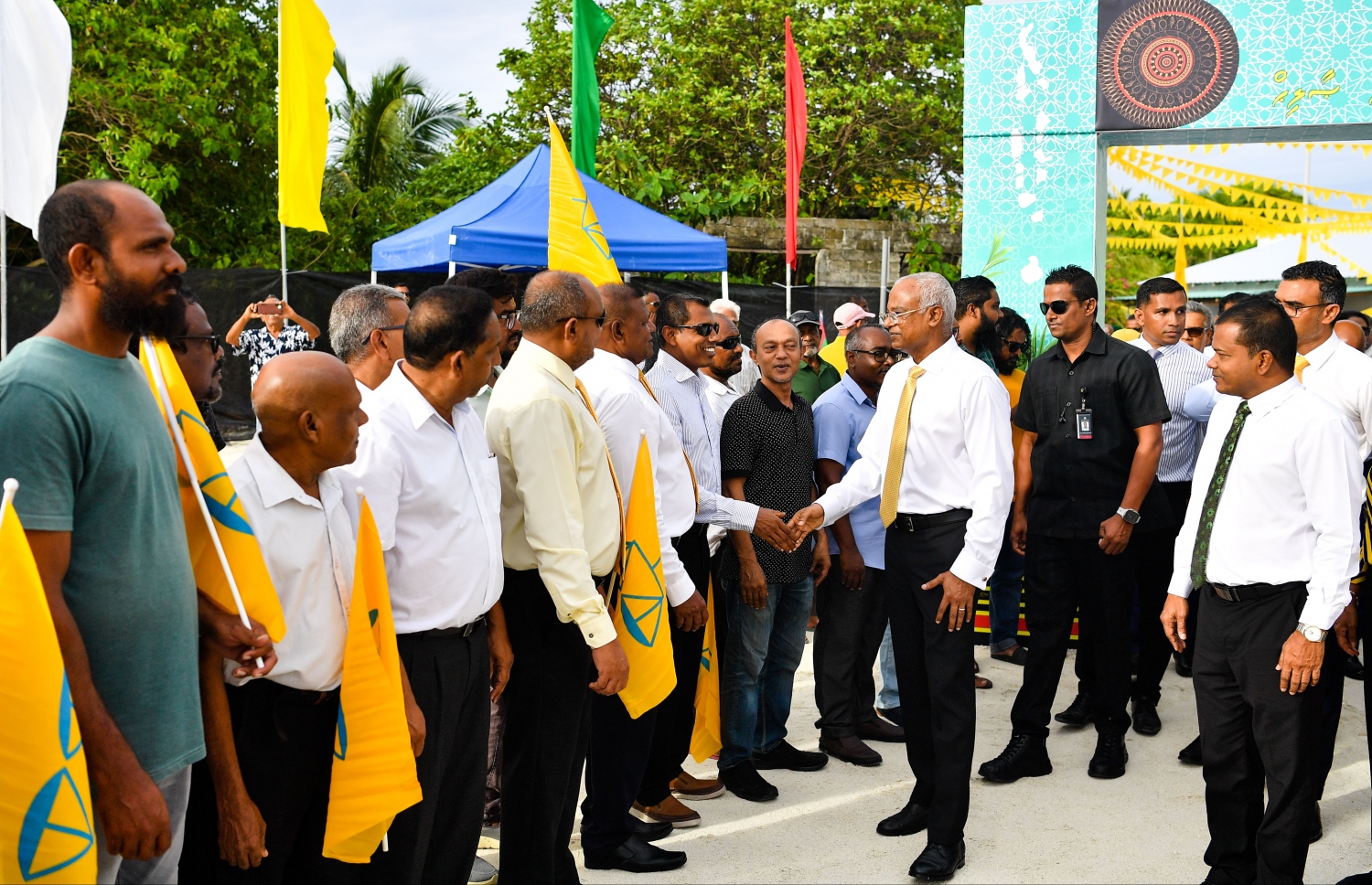 ރައީސް އިބްރާހިމް މުހައްމަދު ސޯލިހު އައްޑު އަށް ވަޑައިގަތުމުން އެ މަނިކުފާނަށް މަރުހަބާ ކިޔަން ނުކުތް މީހުންނާ ސަލާމް ކުރައްވަނީ.--- ފޮޓޯ: ރައީސް އޮފީސް