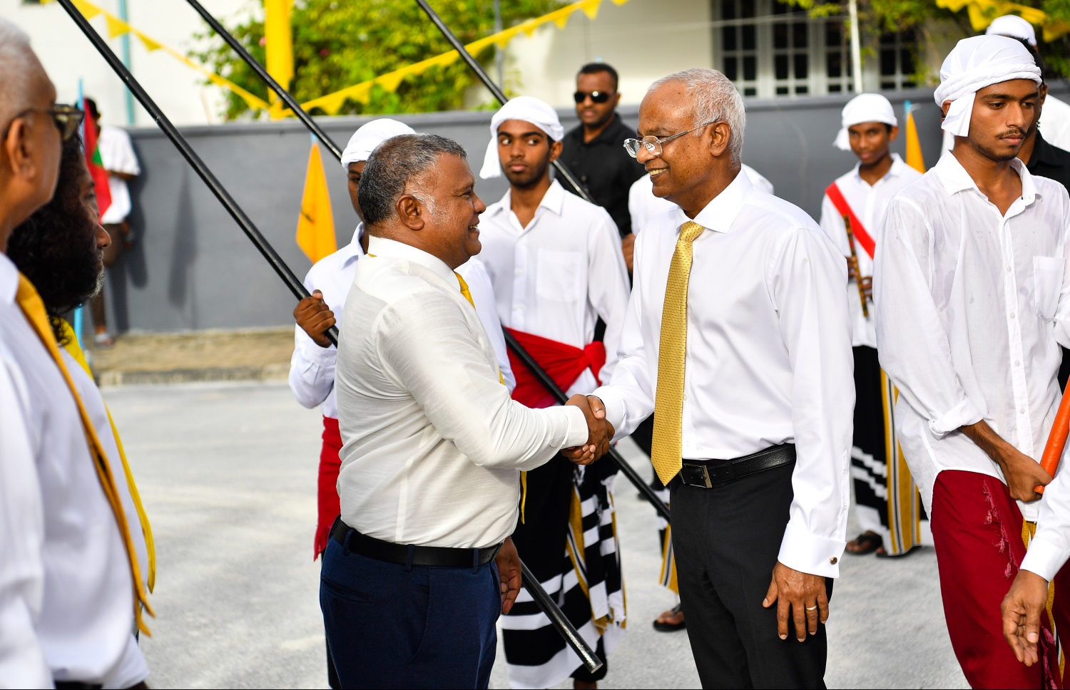 ރައީސް އިބްރާހިމް މުހައްމަދު ސޯލިހު އަައްޑު އަށް ވަޑައިގަތުމުން، ހިތަދޫ އުތުރު ދާއިރާގެ މެމްބަރު މުހައްމަދު އަސްލަމްގެ ކޮއްކޮ ފައިސަލް މަރުހަބާ ދަންނަވަނީ.---ފޮޓޯ: ރައީސް އޮފީސް