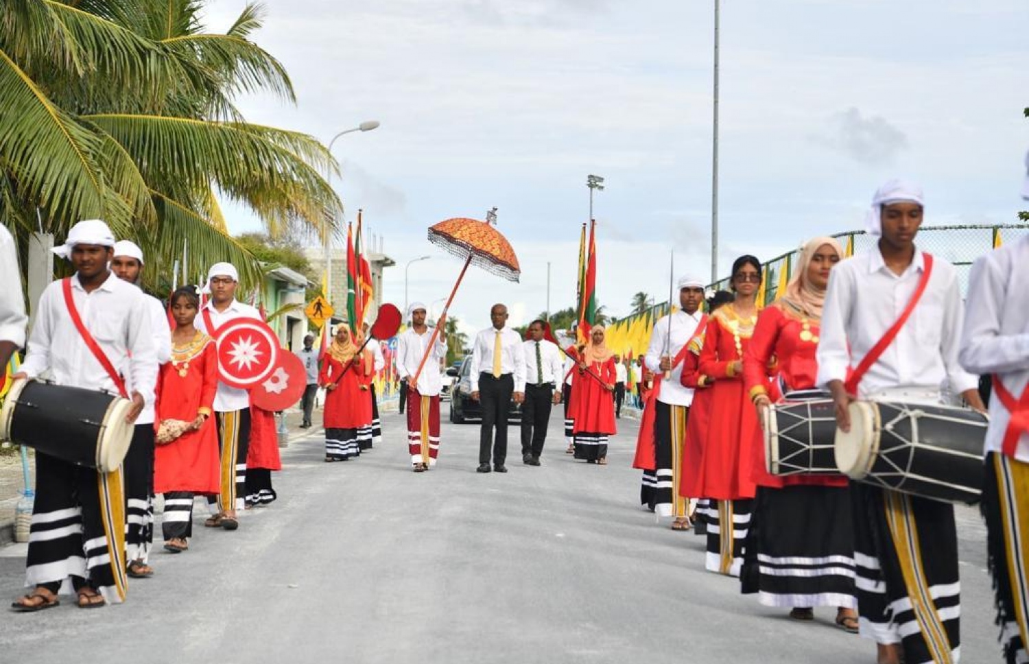 އައްޑޫ ބިން ހިއްކުމުގެ މަސައްކަތް ފެށުމަށް ރައީސް އިއްޔެ ވަޑައިގަތުމުން ސަގާފީ ނެށުމަކުން މަރުހަބާ ކިޔަނީ.-- ފޮޓޯ: ރައީސް އޮފީސް