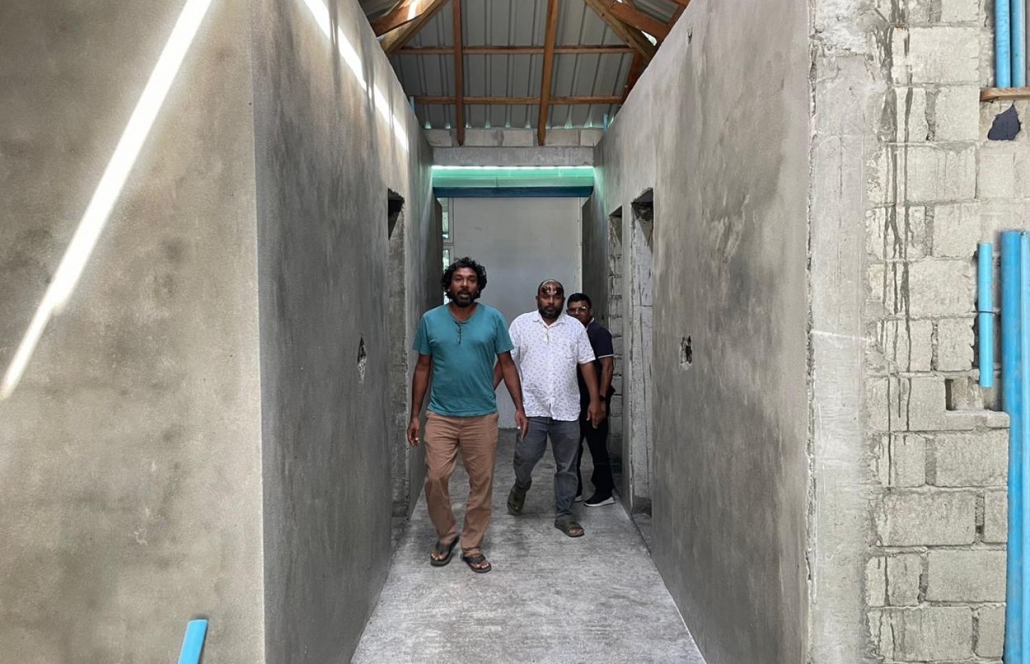 އާބަންކޯ އިން ގދ. ތިނަދޫގައި ޑީކޯ ޗޭމްބަރު ބަހައްޓާ އިމާރާތުގެ މަސައްކަތް އެ ކުންފުނީގެ ބައެއް ވެރިން ބައްލަވާލައްވަނީ.-- ފޮޓޯ: އާބަންކޯ