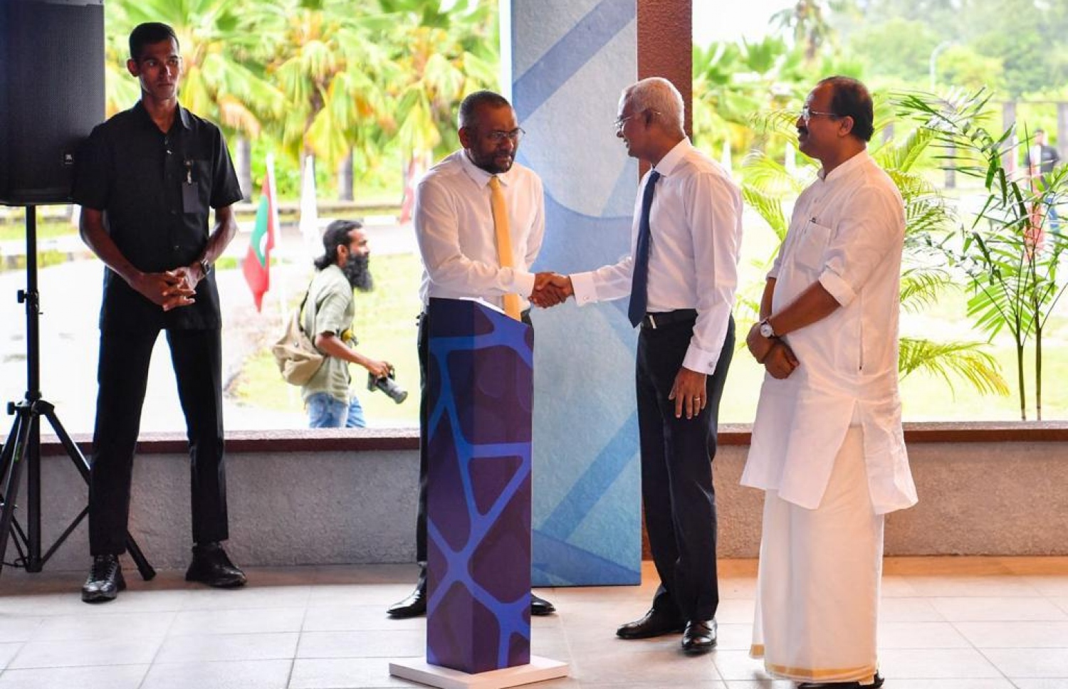 ގަން އެއާޕޯޓް ބޮޑުކުރުމުގެ އަމަލީ މަސައްކަތް ފެށުމުގެ ރަސްމިއްޔާތުގައި ރައީސް އިބްރާހިމް މުހައްމަދު ސޯލިހާއި އިކޮނޮމިކް މިނިސްޓަރު ފައްޔާޒް ސަލާމް ކުރައްވަނީ.-- ފޮޓޯ: ރައީސް އޮފީސް