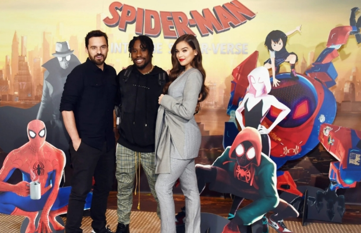 ފިލްމުގައި އަޑުއަޅާފައިވާ ބައެއް އެކްޓަރުން: ހެއިލީ ސްޓައިންފެލްޑް (ކ) އާއި ޝަމީކް މޫރް އަދި ޖޭކް ޖޯންސަން (ވ)