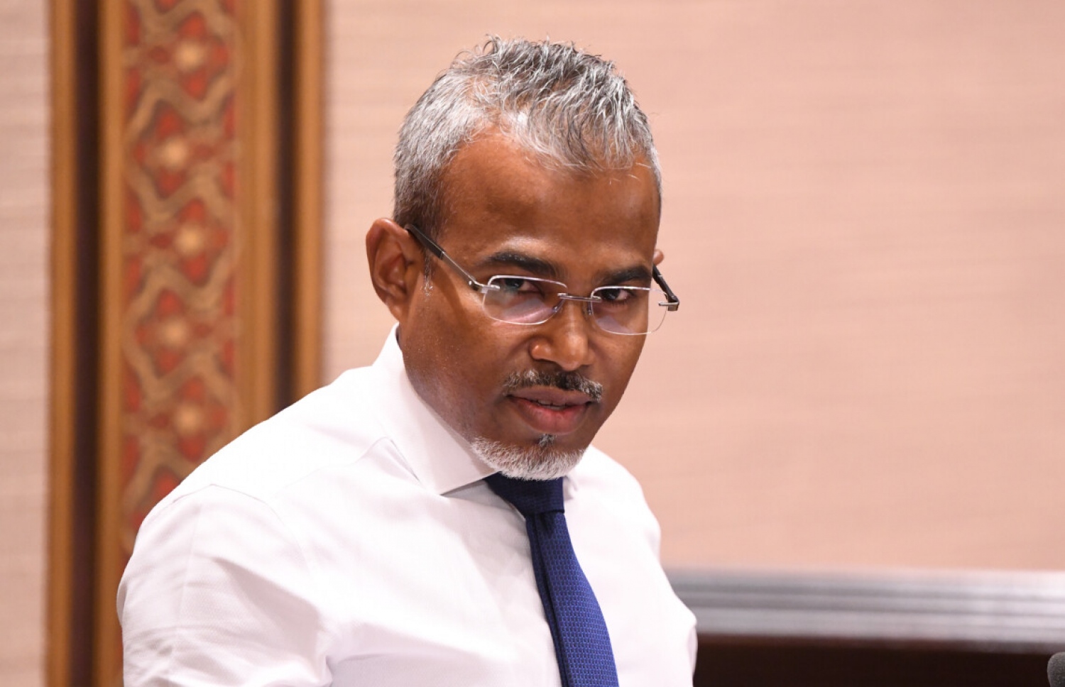 މަޖިލީހުގެ ކުރީގެ ޖަލްސާއެއްގައި އެޓާނީ ޖެނެރަލް އިބްރާހިމް ރިފްއަތު މެމްބަރުންގެ ސުވާލުތަކަށް ޖަވާބު ދެއްވަނީ. -ފޮޓޯ: މަޖިލީހުގެ އިދާރާ