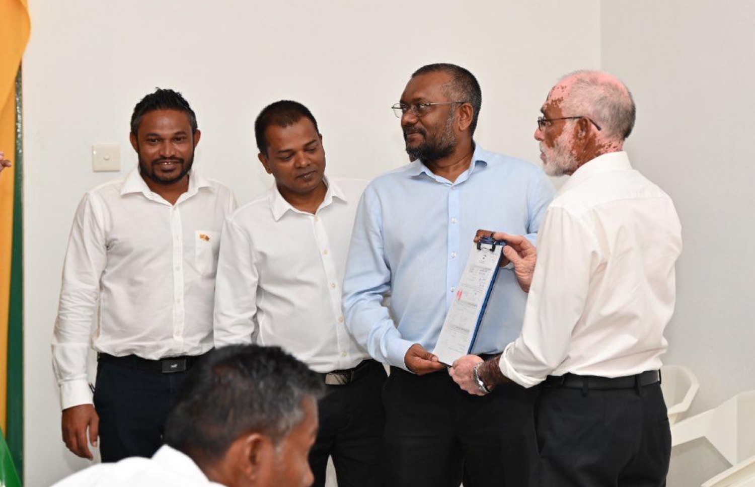 މުހައްމައިދީ (ކ) އެމްޑީޕީއަށް ސޮއިކުރުމަށް ފަހު އިކޮނޮމިކް މިނިސްޓަރު ފައްޔާޒް އިސްމާއިލާ ފޯމު ހަވާލުކުރަނީ: އޭނާ ލަފާކުރާގޮތުން މީދޫއިން 50 އަށްވުރެ ގިނަ މީހުން އެމްޑީޕީއާ ގުޅޭނެ.-- ފޮޓޯ: ރައީސް އޮފީސް