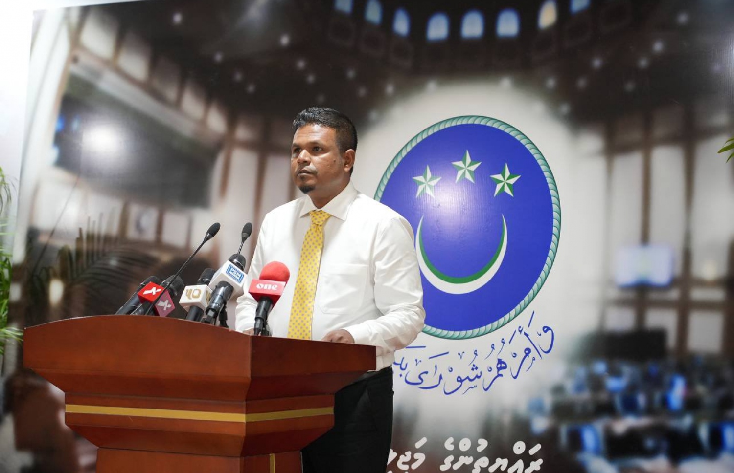 އެމްޑީޕީގެ ޕީޖީ ގުރޫޕުގެ މީޑިއާ ކޯޑިނޭޓަރު އަދި ވެލިދޫ ދާއިރާގެ މެމްބަރު މުހައްމަދު އަބްދުﷲ ޝަފީގު ނޫސްވެރިންނަށް މައުލޫމާތު ދެއްވަނީ -ފޮޓޯ: މަޖިލީހުގެ އިދާރާ