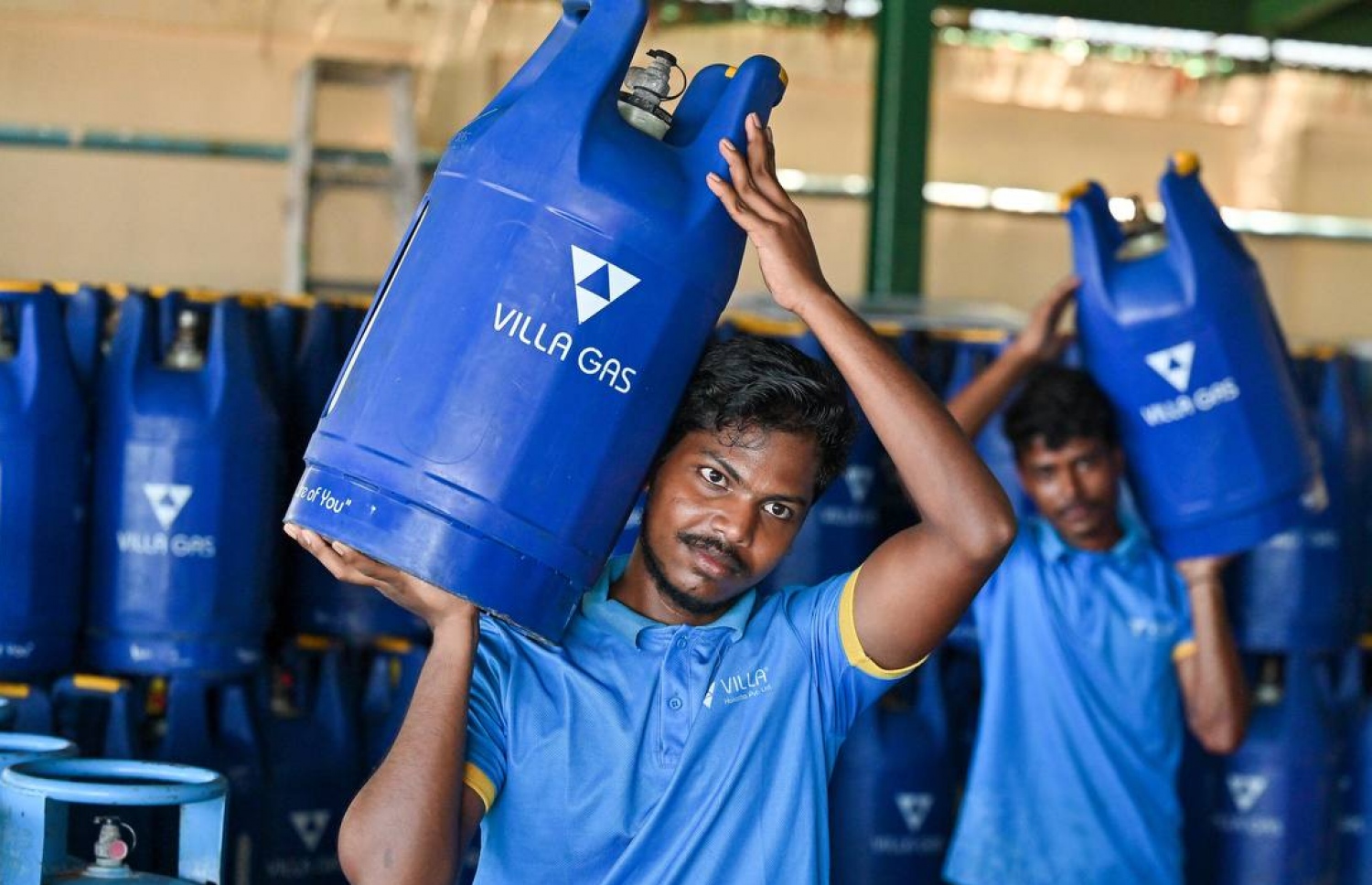 ވިލާ ހަކަތައިގެ މުވައްޒަފުން މަސައްކަތުގައި. -- ފޮޓޯ: ފަޔާޒް މޫސާ | މިހާރު