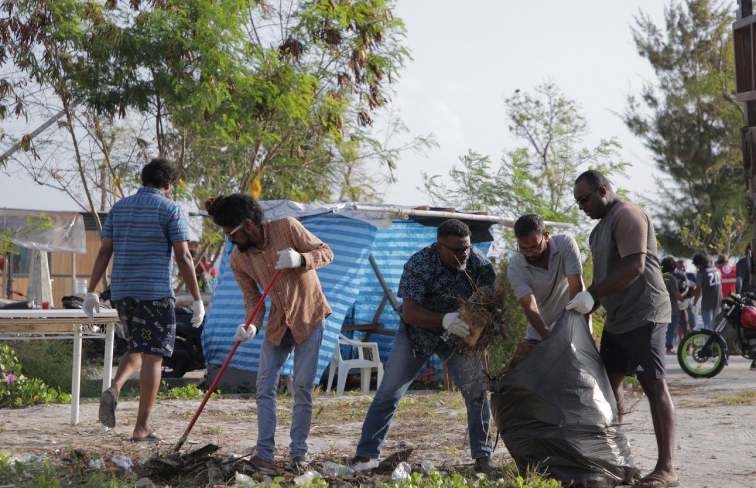 ހުޅުމާލެ ސާފުކުރުމަށް މީގެ ކުރިން ބޭއްވި އިވެންޓެއްގައި ބަޔަކު ބީޗު ސަރަހައްދު ސާފުކުރަނީ.-- ފޮޓޯ: އެޗްޑީސީ