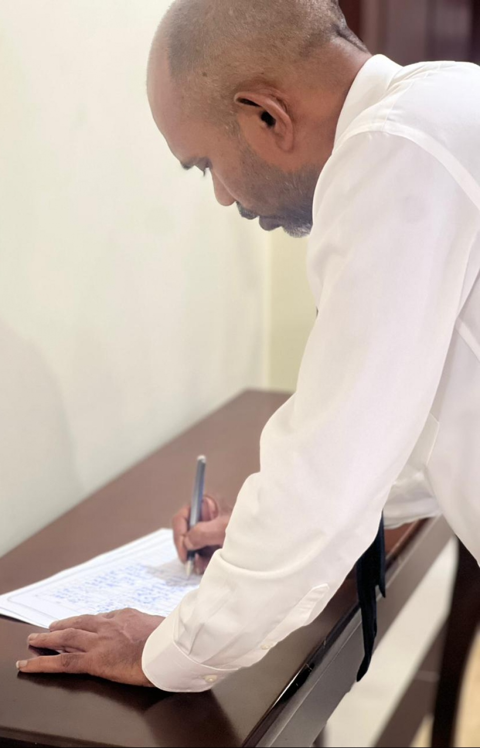 ނަޝީދު ވަކިކުރަން އިތުބާރު ނެތް ކަމުގެ މައްސަލަ ހުށަހަޅަން ސޮއި ކުރަނީ.