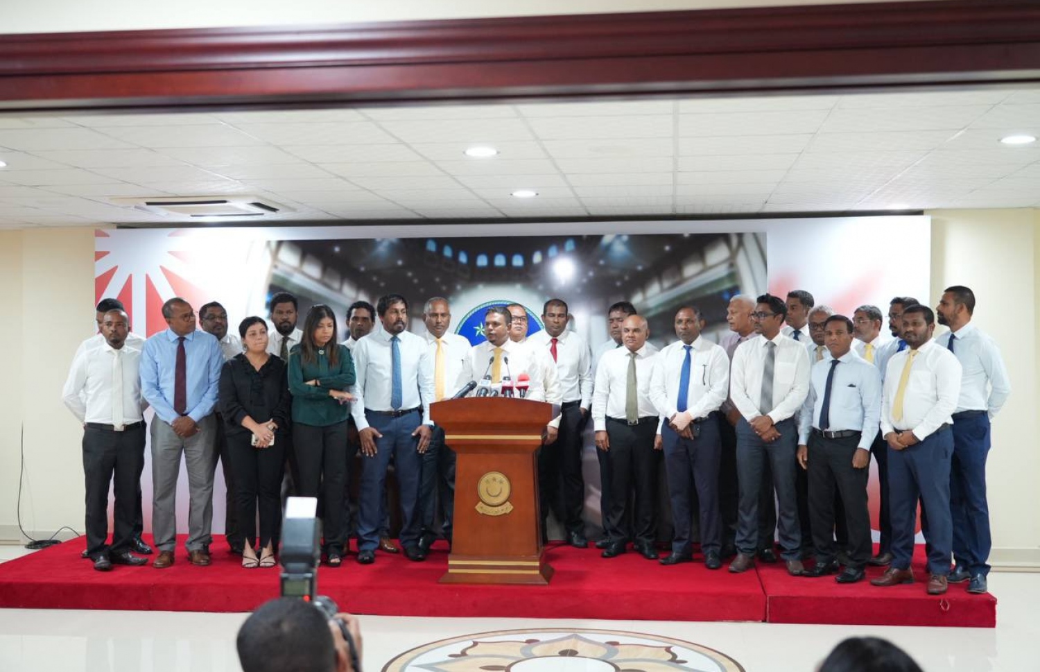 މަޖިލީހުގެ ރައީސްގެ މަގާމުން ނަޝީދު ވަކި ކުރަން ހުށަހަޅަން ފާސްކުރުމަށްފަހު، އެމްޑީޕީ ޕީޖީގެ މެމްބަރުން ބޭއްވި ނޫސްވެރިންގެ ބައްދަލުވުން. -ފޮޓޯ: މަޖިލީހުގެ އިދާރާ