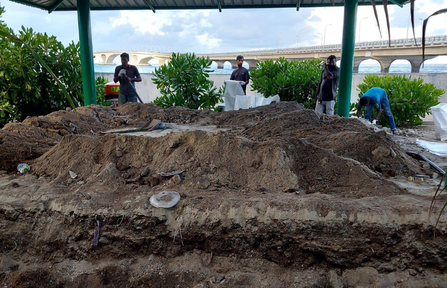 ލޮނުޒިޔާރަތްކޮޅުން ކެފޭ ހަދަން ދޭން އުޅޭ ކަމަށް ބުނާ ބިމުގައި މަސައްކަތް ކުރިއަށް ދަނީ.