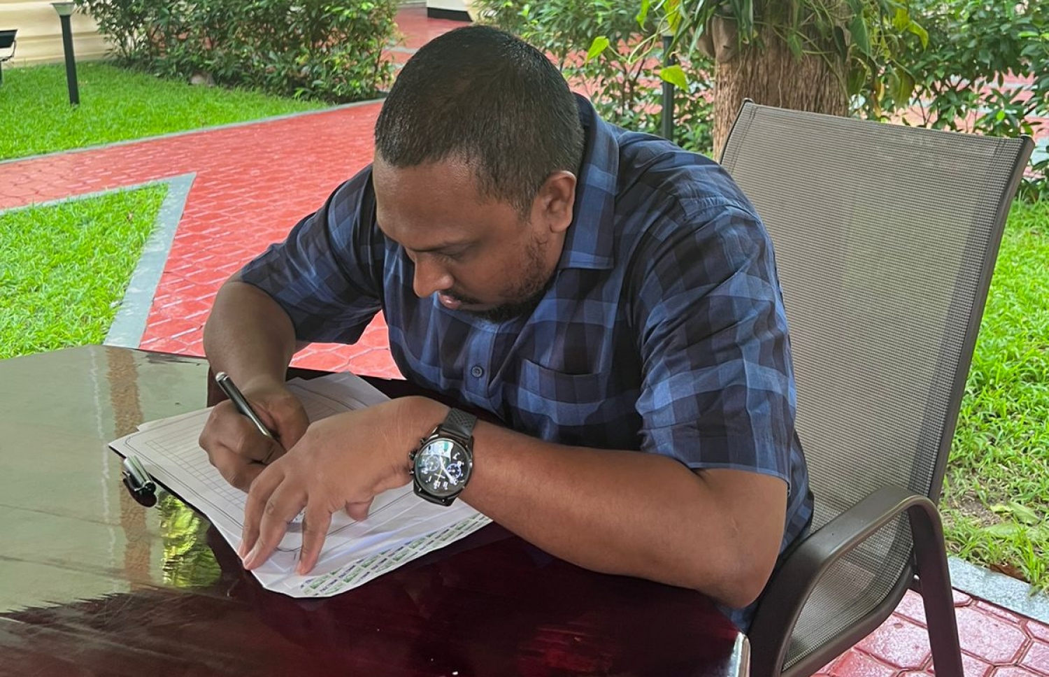 ރައްޔިތުންގެ މަޖިލިހުގެ ރައީސްގެ މަގާމުން ނަޝީދު ދުރުކުރުމަށް ނޮޅިވަރަމް ދާއިރާގެ މެމްބަރު ނަޝީދު މިއަދު މަޖިލިހުގެ އިދާރާގެ ކުޑަދަށުގައި ސޮއިކުރައްވަނީ.