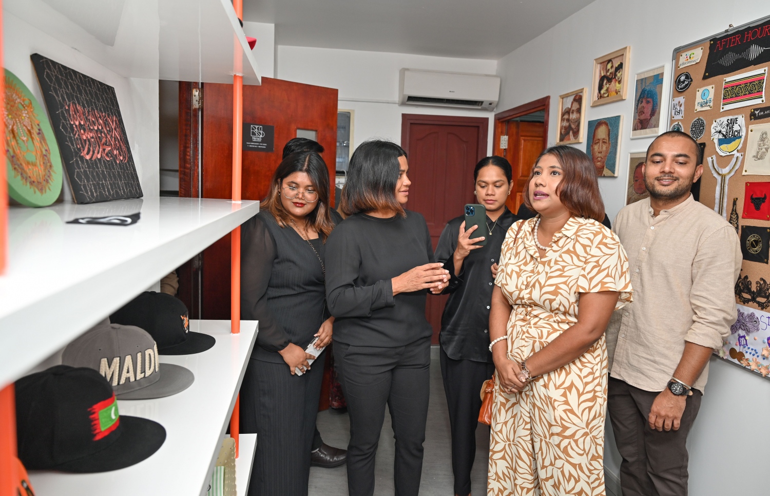 ނިރިސްއެސްގެ ކޯފައުންޑާ އައިޝަތު ޝައްމަ ކުންފުނީގެ ޕްރޮޑަކްޓުގެ މައުލޫމާތު ދެނީ. -- ފޮޓޯ: ނިޝާން އަލީ | މިހާރު