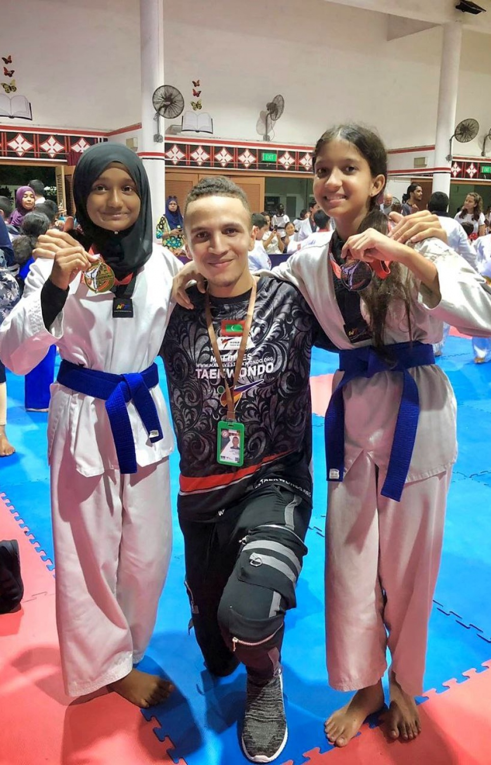 ޓައެކްވޮންޑޯ މުބާރާތަކުން މެޑަލް ހޯދި ރާއްޖޭގެ ދެ ކުދިންނާ އެކު ކޯޗު ކިނާން.--