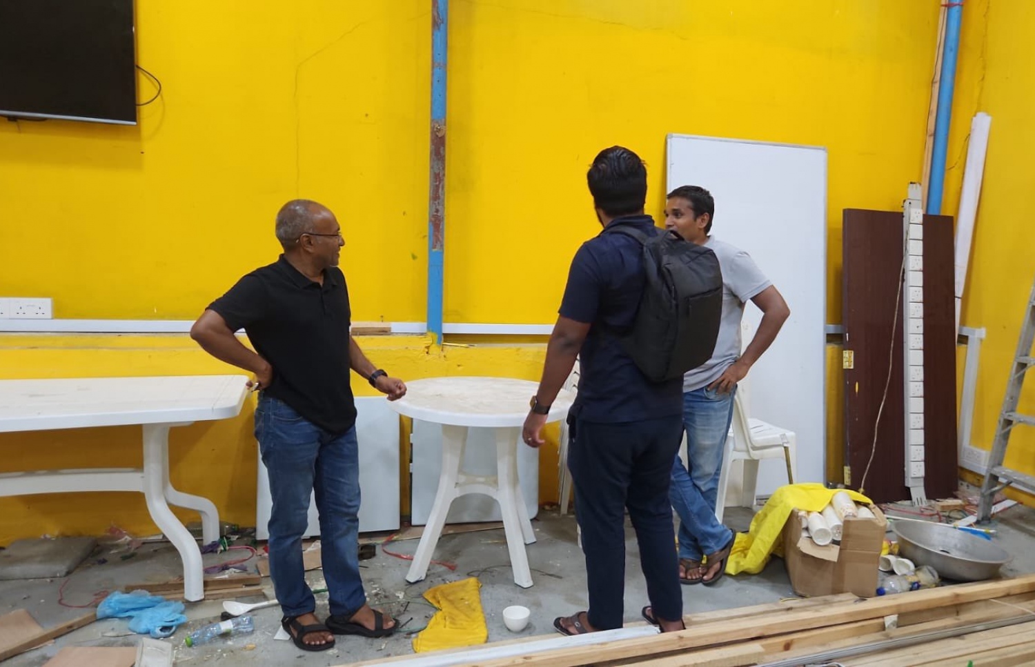 އެމްޑީޕީގެ ކުރީގެ މައި ހަރުގެ ސާފުކުރުމުގެ މަސައްކަތް "ދަ ޑިމޮކްރެޓްސް" އިން ކުރަނީ.-- ފޮޓޯ: ދަ ޑިމޮކްރެޓްސް