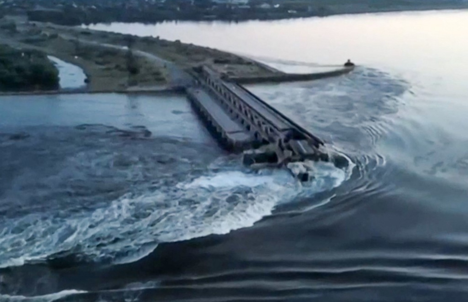 ޔޫކްރެއިންގެ ޑޭމް އެއް ހަލާކުވެ، ފެންބޮޑުވެފައި.-- ފޮޓޯ: އޭއެފްޕީ