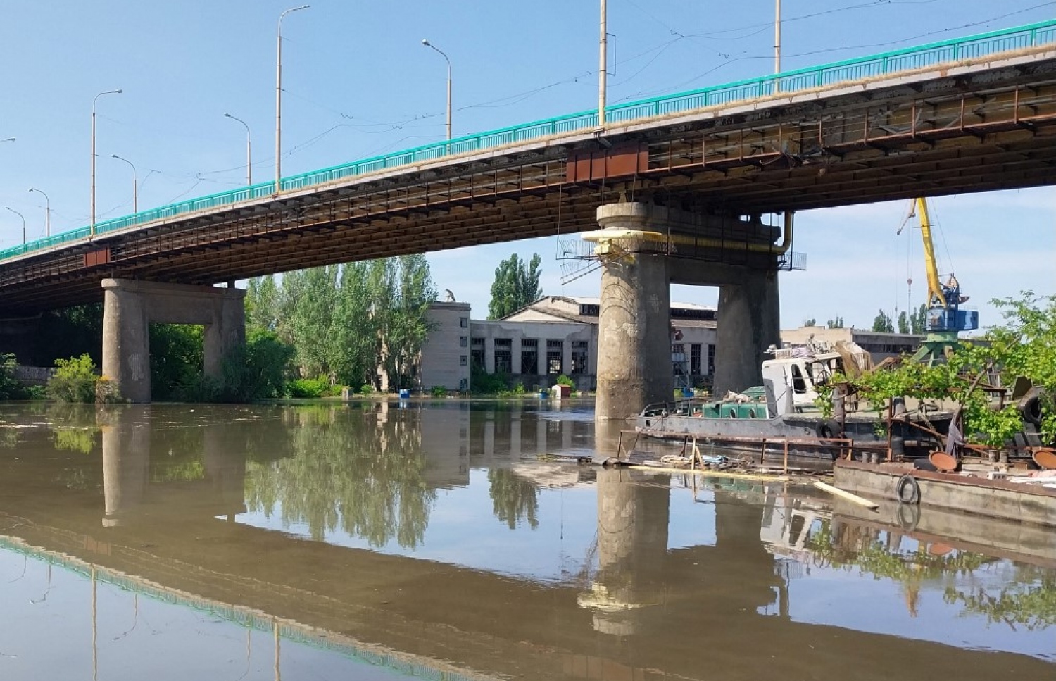 ޔޫކްރެއިންގެ ޑޭމް އެއް ހަލާކުވެ، ފެންބޮޑުވެފައި.-- ފޮޓޯ: އޭއެފްޕީ