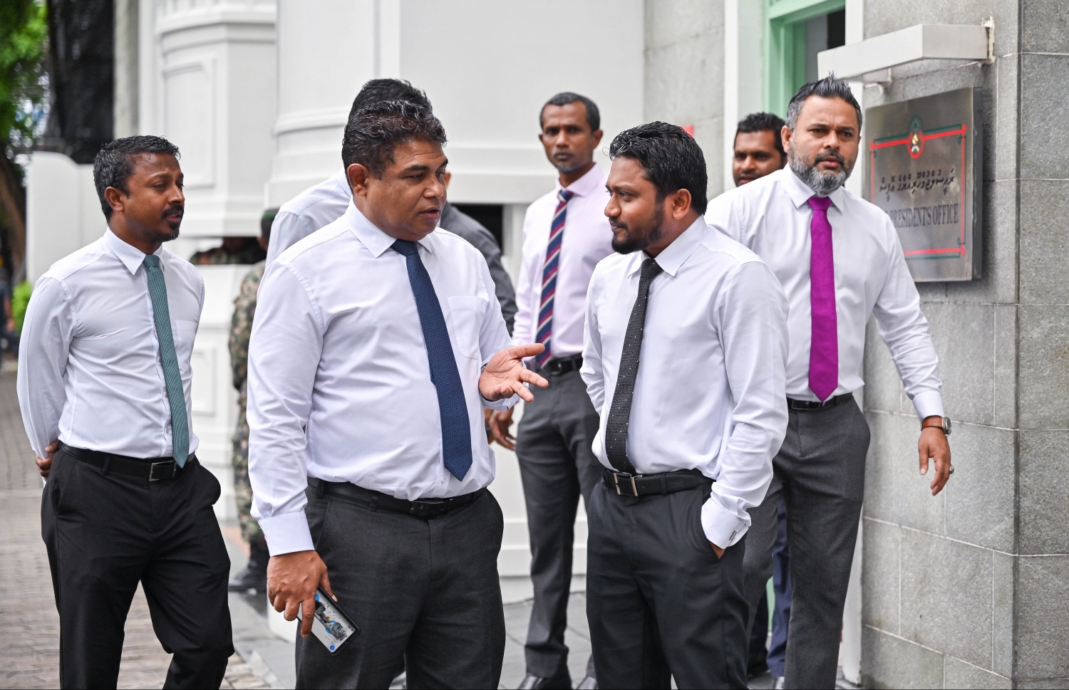 މާފަންނު މެދު ދާއިރާގެ މެމްބަރު އިބްރާހިމް ރަޝީދު ރައީސް އޮފީހުގެ ރައީސް އޮފީހުގެ ޗީފް އޮފް ސްޓާފް އަލީ ޒާހިރާ ވާހަކަ ދައްކަވަނީ.-- ފޮޓޯ: ފަޔާޒް މޫސާ / މިހާރު