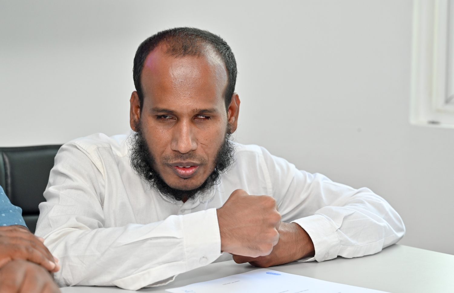 ބީވީއައިއެސްއެމްގެ އިންތިޒާމް ސެކެޓްރީ އަބްދުއްރައްޒާގް "މިހާރު"އާ ވާހަކަ ދައްކަވަނީ.  ---ފޮޓޯ: ނިޝާން އަލީ | މިހާރު