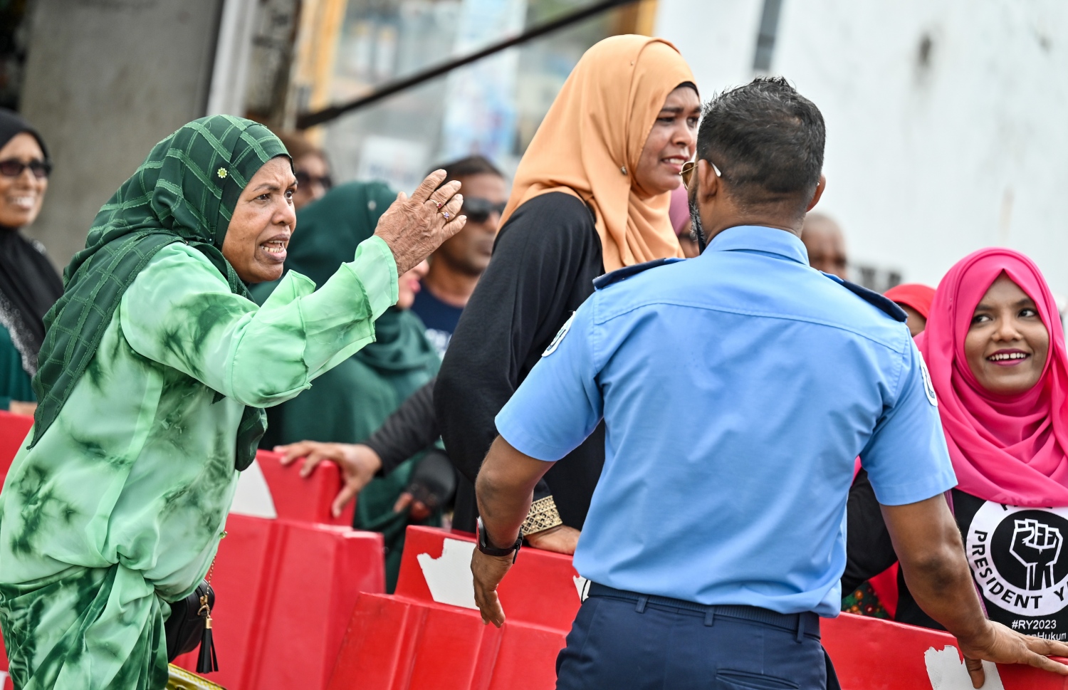ޕީޕީއެމުން މާލޭގައި ބޭއްވި މުޒާހާރާއެއް: އެއްވެ އުޅުމުގެ ބިލާ މެދު މި މަހުގެ ނިޔަލަށް ގައުމީ ސަލާމަތާ ބެހޭ ކޮމެޓީން ވަނީ ގޮތެއް ނިންމައިފައި.-- ފޮޓޯ: ފަޔާޒް މޫސާ | މިހާރު