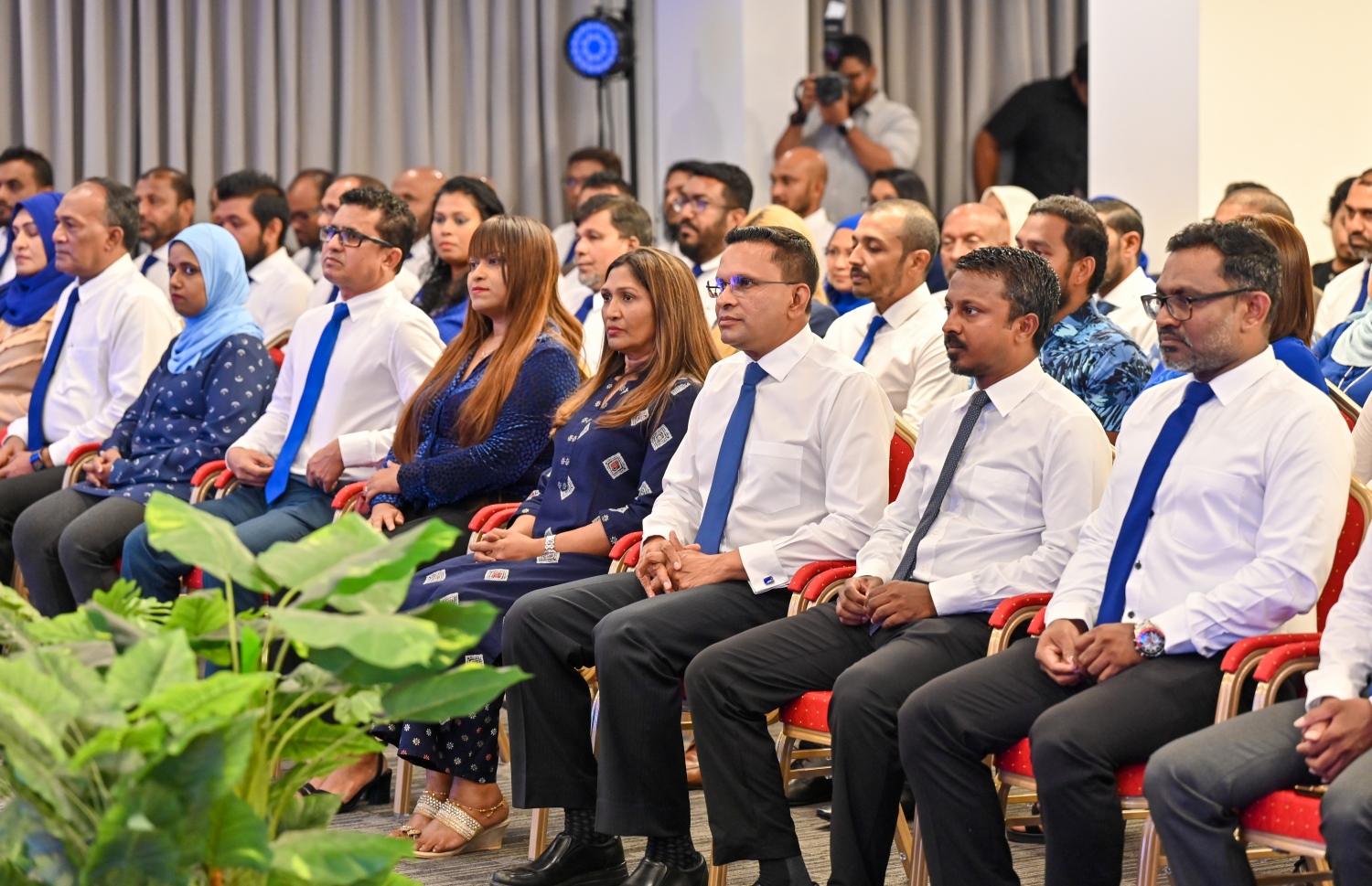 އެމްއެންޕީގެ ޖަލްސާއެއްގައި އެ ޕާޓީގެ ލީޑަޝިޕްގެ ބައެއް ބޭފުޅުނާއި ބައެއް އާންމު މެމްބަރުން.---ފޮޓޯ: މިހާރު