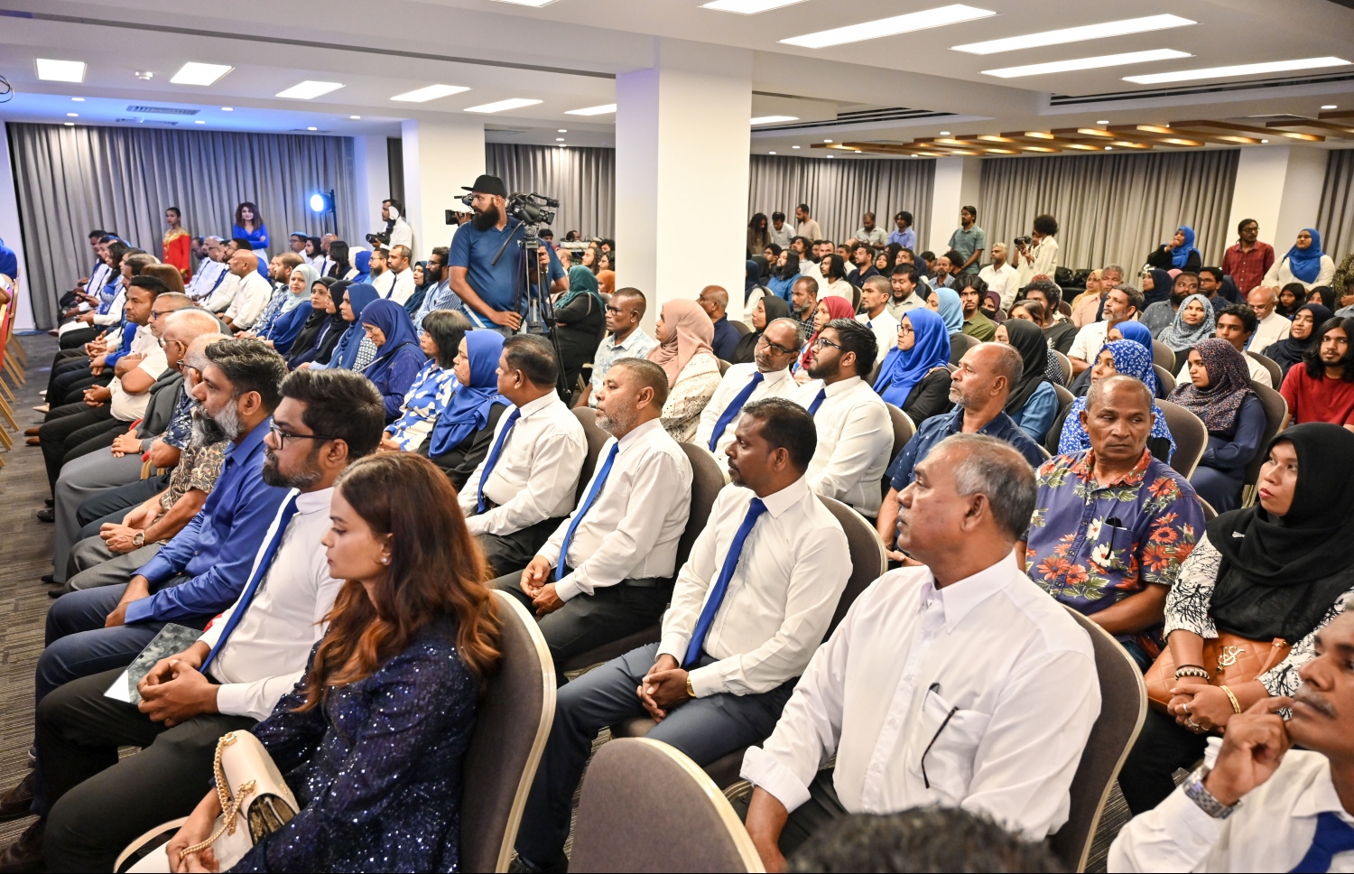 މި އަހަރުގެ ރިޔާސީ އިންތިހާބުގައި އެމްއެންޕީގެ ޓިކެޓްގައި ވާދަކުރައްވާ ކުރީގެ ޑިފެންސް މިނިސްޓަރު މުހައްމަދު ނާޒިމްގެ ކެމްޕެއިން މެނިފެސްޓޯ "އުޖާލާ ޒަމާން" އިފްތިތާހު ކުރުމަށް ބޭއްވި ހަފުލާ.-- ފޮޓޯ: ނިޝާން އަލީ/ މިހާރު