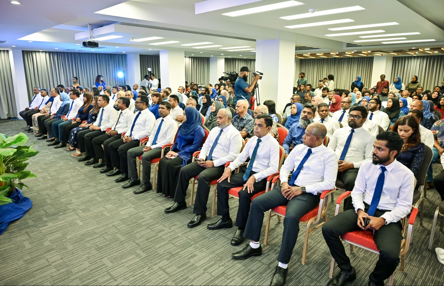 މި އަހަރުގެ ރިޔާސީ އިންތިހާބުގައި އެމްއެންޕީގެ ޓިކެޓްގައި ވާދަކުރައްވާ ކުރީގެ ޑިފެންސް މިނިސްޓަރު މުހައްމަދު ނާޒިމްގެ ކެމްޕެއިން މެނިފެސްޓޯ "އުޖާލާ ޒަމާން" އިފްތިތާހު ކުރުމަށް ބޭއްވި ހަފުލާ.-- ފޮޓޯ: ނިޝާން އަލީ/ މިހާރު