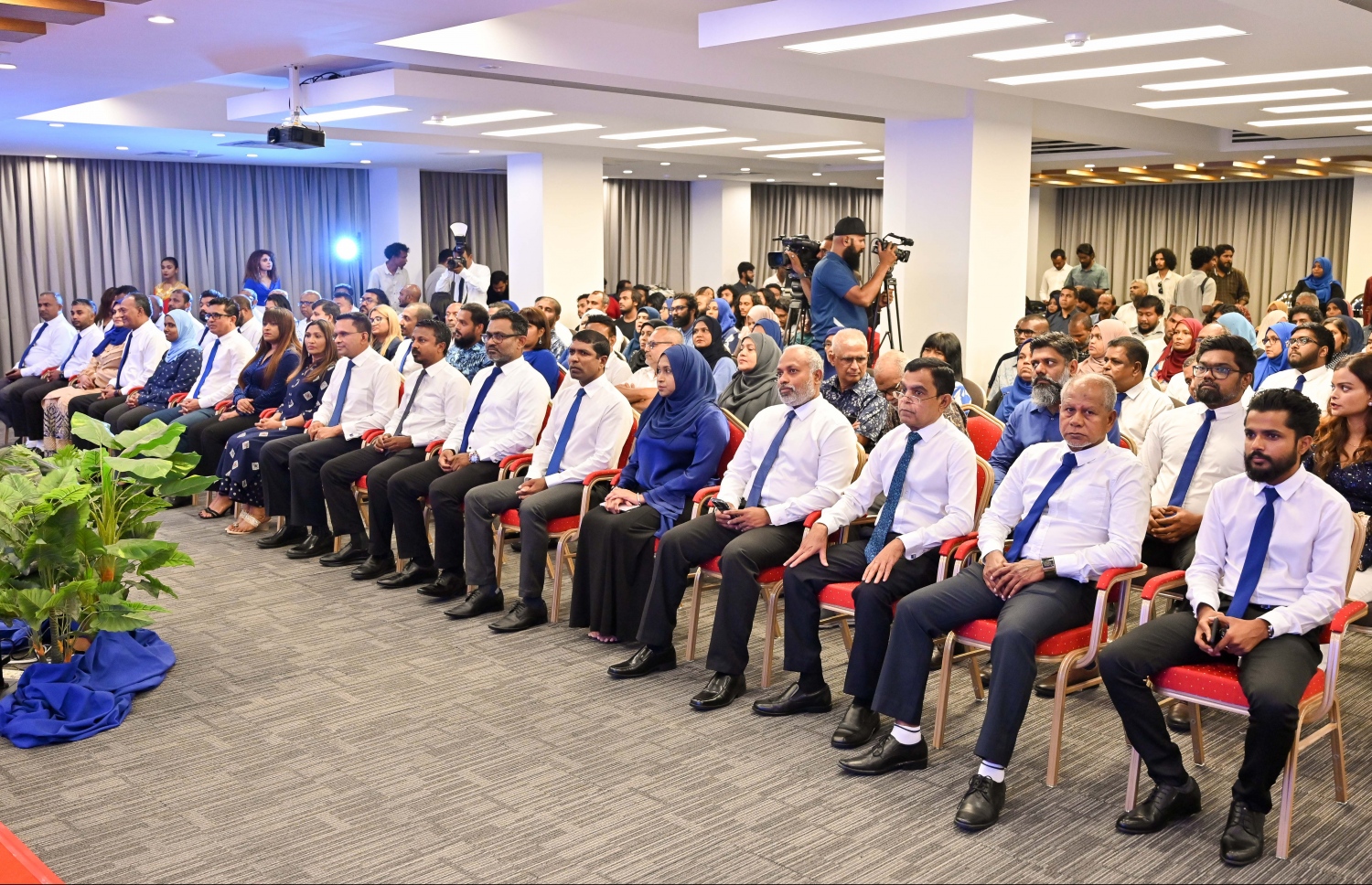 މި އަހަރުގެ ރިޔާސީ އިންތިހާބުގައި އެމްއެންޕީގެ ޓިކެޓްގައި ވާދަކުރައްވާ ކުރީގެ ޑިފެންސް މިނިސްޓަރު މުހައްމަދު ނާޒިމްގެ ކެމްޕެއިން މެނިފެސްޓޯ "އުޖާލާ ޒަމާން" އިފްތިތާހު ކުރުމަށް ބޭއްވި ހަފުލާ.-- ފޮޓޯ: ނިޝާން އަލީ/ މިހާރު