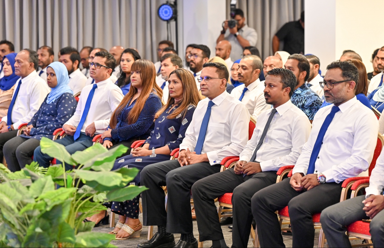 މި އަހަރުގެ ރިޔާސީ އިންތިހާބުގައި އެމްއެންޕީގެ ޓިކެޓްގައި ވާދަކުރައްވާ ކުރީގެ ޑިފެންސް މިނިސްޓަރު މުހައްމަދު ނާޒިމްގެ ކެމްޕެއިން މެނިފެސްޓޯ "އުޖާލާ ޒަމާން" އިފްތިތާހު ކުރުމަށް ބޭއްވި ހަފުލާގައި އެޕާޓީގެ އިސްވެރިން ބައިވެރިވަނީ.-- ފޮޓޯ: ނިޝާން އަލީ/ މިހާރު