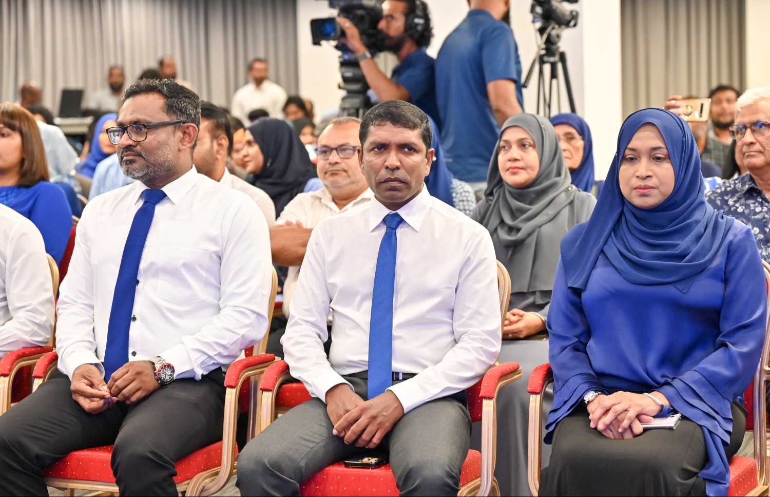 މި އަހަރުގެ ރިޔާސީ އިންތިހާބުގައި އެމްއެންޕީގެ ޓިކެޓްގައި ވާދަކުރައްވާ ކުރީގެ ޑިފެންސް މިނިސްޓަރު މުހައްމަދު ނާޒިމްގެ ކެމްޕެއިން މެނިފެސްޓޯ "އުޖާލާ ޒަމާން" އިފްތިތާހު ކުރުމަށް ބޭއްވި ހަފުލާ.-- ފޮޓޯ: ނިޝާން އަލީ/ މިހާރު