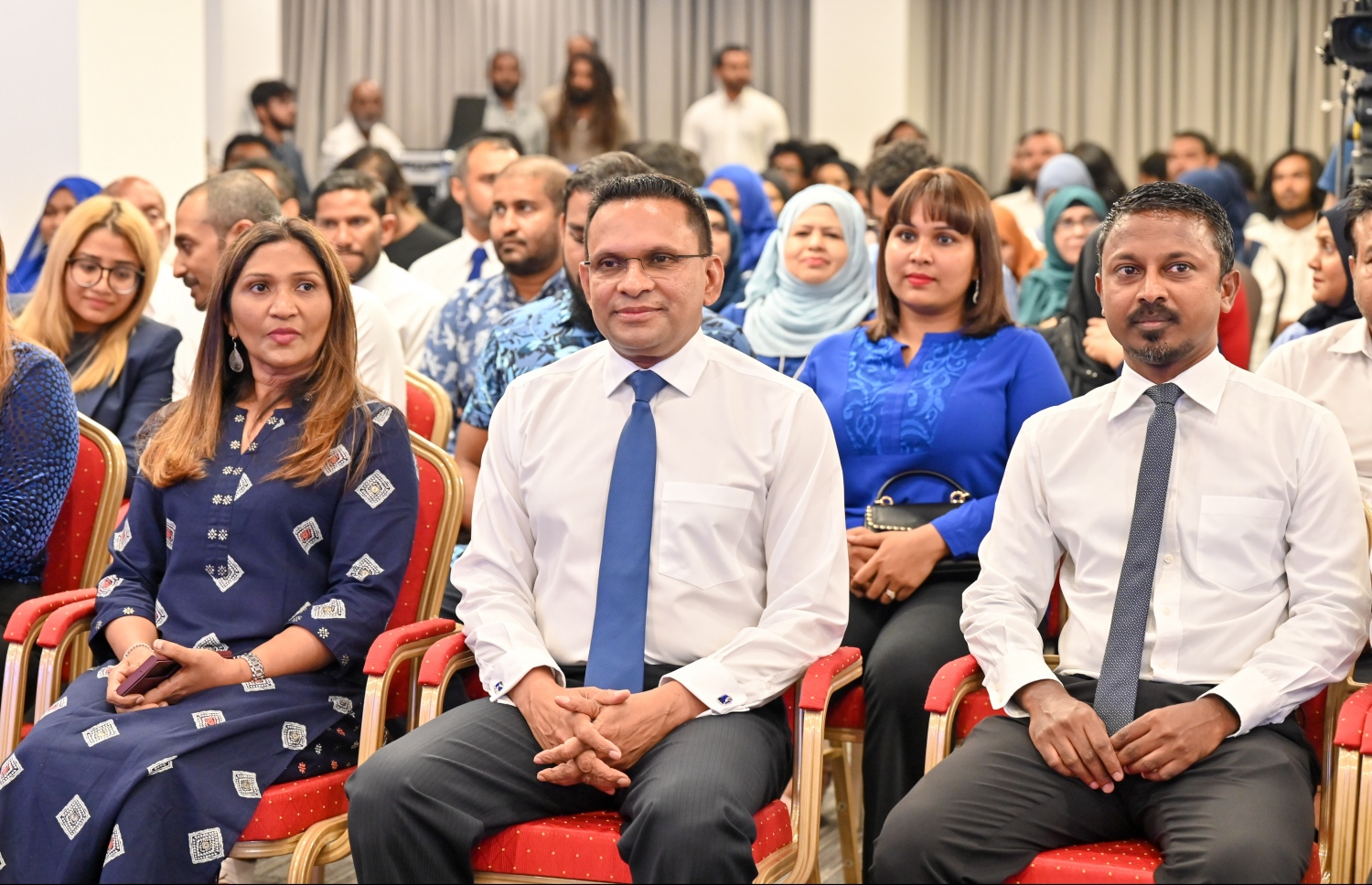 މި އަހަރުގެ ރިޔާސީ އިންތިހާބުގައި އެމްއެންޕީގެ ޓިކެޓްގައި ވާދަކުރައްވާ ކުރީގެ ޑިފެންސް މިނިސްޓަރު މުހައްމަދު ނާޒިމްގެ ކެމްޕެއިން މެނިފެސްޓޯ "އުޖާލާ ޒަމާން" އިފްތިތާހު ކުރުމަށް ބޭއްވި ހަފުލާގައި ނާޒިމްގެ ދެކަނބަލުންގެ އިތުރުން އެޕާޓީގެ ނާއިބު ރައީސް އަދި މަޖިލިސް މެމްބަރުކަންވެސް ކުރައްވާ އަހުމަދު އުޝާމް ބައިވެރިވެވަޑައިގަންނަވަނީ .-- ފޮޓޯ: ނިޝާން އަލީ/ މިހާރު